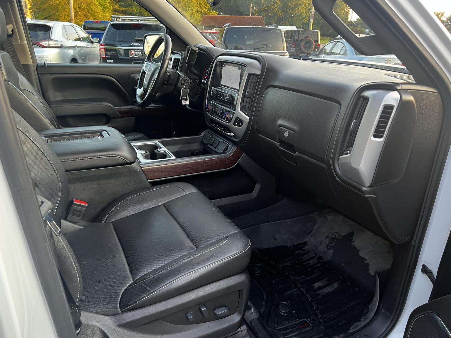 2018 White /Black GMC Sierra 1500 SLT Crew Cab Short Box 4WD (3GTU2NEC3JG) with an 5.3L V8 OHV 16V engine, 8-Speed Automatic transmission, located at 547 E. Main St., Orwell, OH, 44076, (440) 437-5893, 41.535435, -80.847855 - Photo#42
