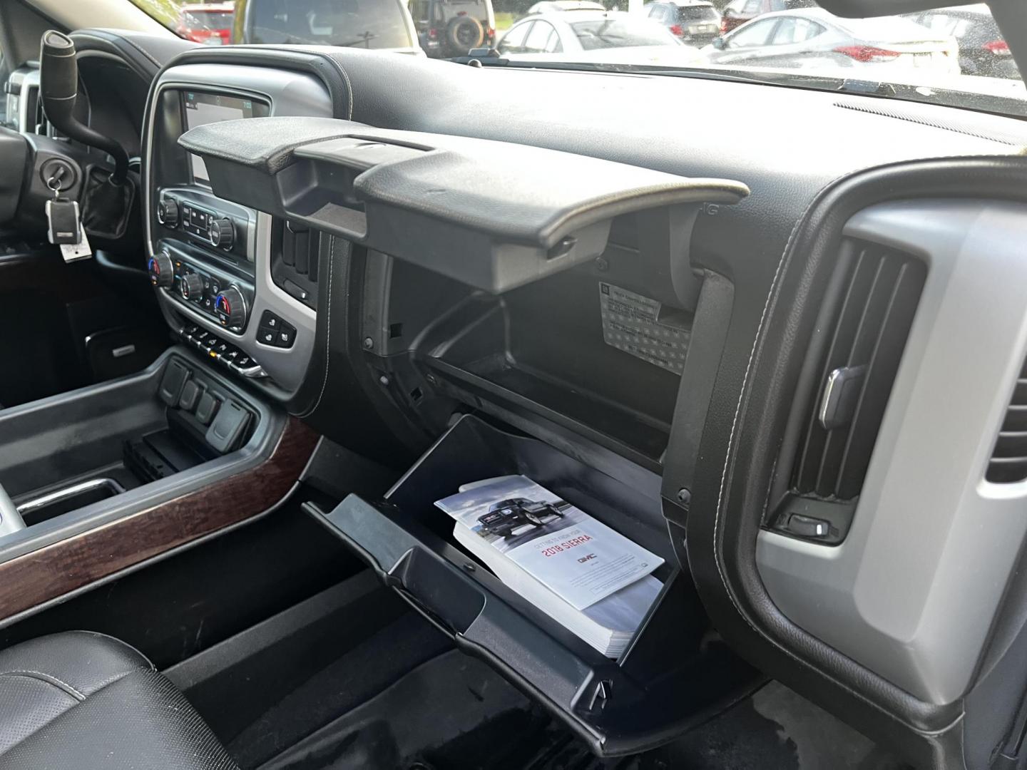 2018 White /Black GMC Sierra 1500 SLT Crew Cab Short Box 4WD (3GTU2NEC3JG) with an 5.3L V8 OHV 16V engine, 8-Speed Automatic transmission, located at 547 E. Main St., Orwell, OH, 44076, (440) 437-5893, 41.535435, -80.847855 - Photo#44