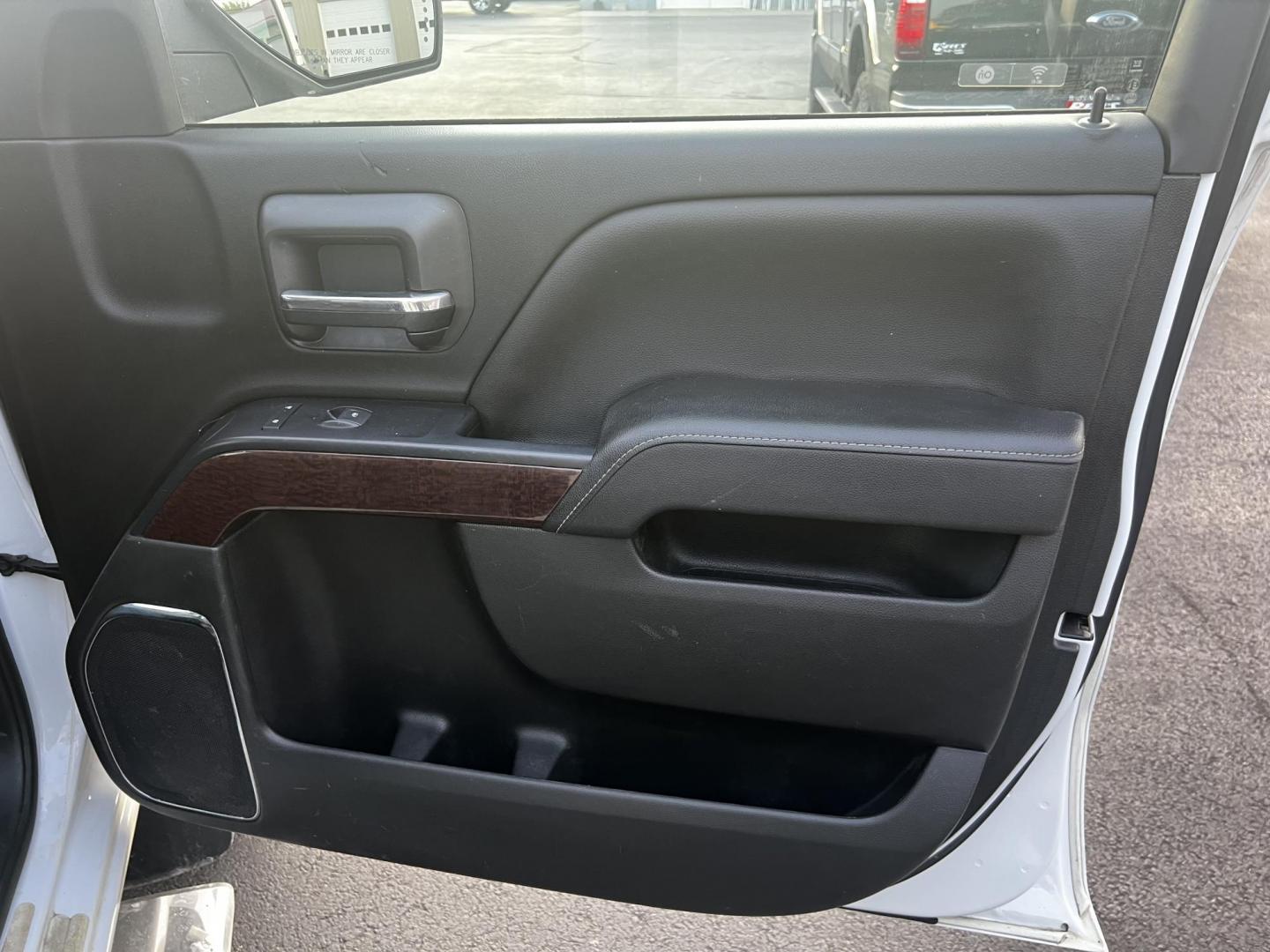 2018 White /Black GMC Sierra 1500 SLT Crew Cab Short Box 4WD (3GTU2NEC3JG) with an 5.3L V8 OHV 16V engine, 8-Speed Automatic transmission, located at 547 E. Main St., Orwell, OH, 44076, (440) 437-5893, 41.535435, -80.847855 - Photo#47