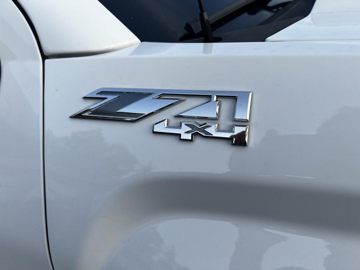 2018 White /Black GMC Sierra 1500 SLT Crew Cab Short Box 4WD (3GTU2NEC3JG) with an 5.3L V8 OHV 16V engine, 8-Speed Automatic transmission, located at 547 E. Main St., Orwell, OH, 44076, (440) 437-5893, 41.535435, -80.847855 - Photo#25