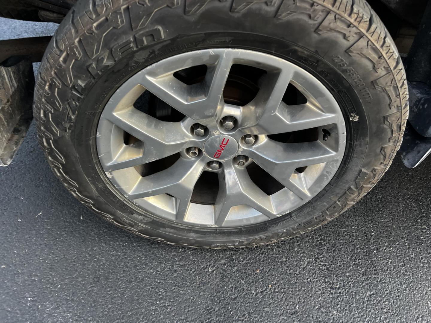 2018 White /Black GMC Sierra 1500 SLT Crew Cab Short Box 4WD (3GTU2NEC3JG) with an 5.3L V8 OHV 16V engine, 8-Speed Automatic transmission, located at 547 E. Main St., Orwell, OH, 44076, (440) 437-5893, 41.535435, -80.847855 - Photo#26