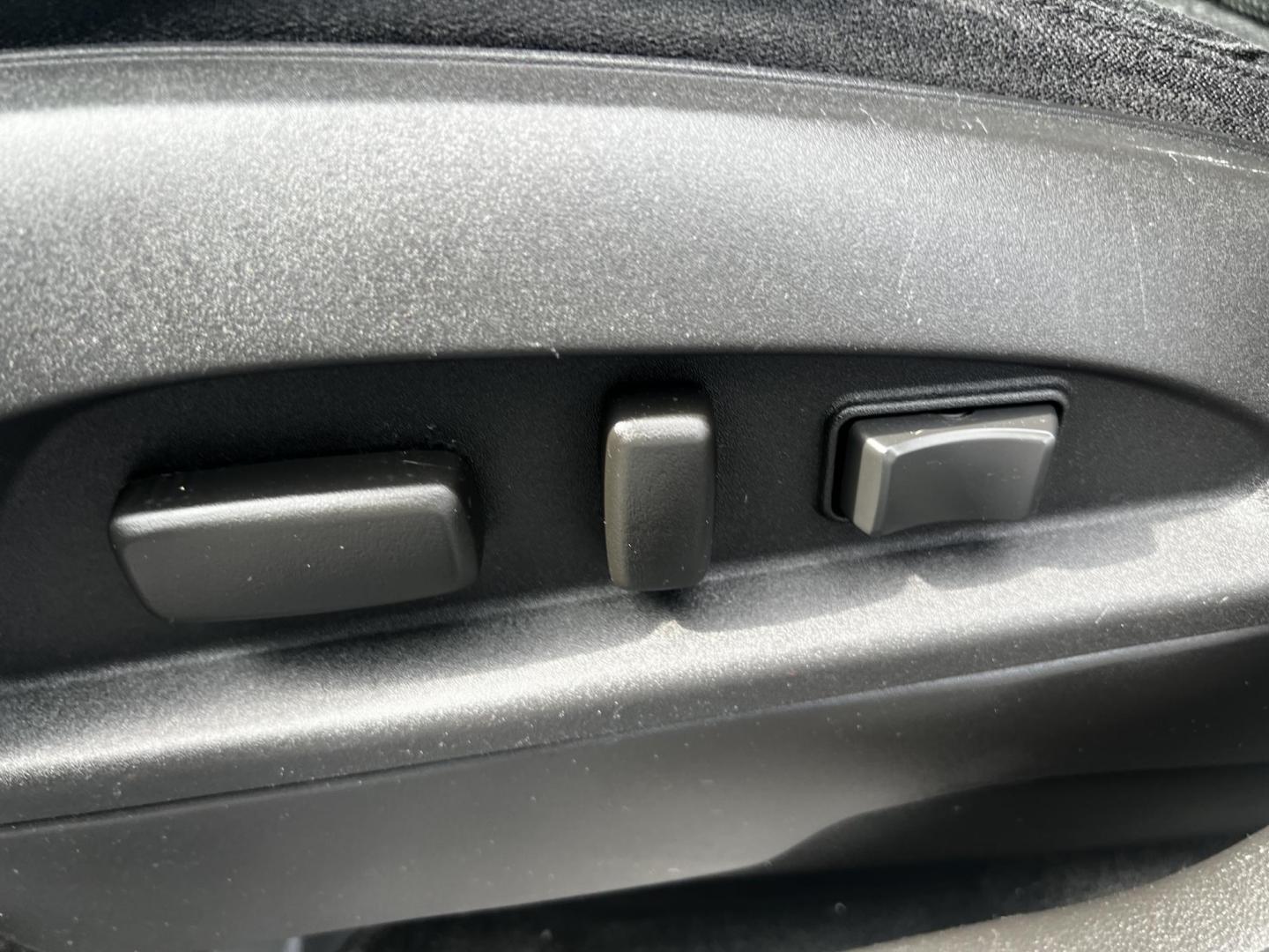 2014 Silver /Black Chevrolet Equinox 1LT 2WD (2GNALBEK0E6) with an 2.4L I4 DOHC 16V engine, 6-Speed Automatic transmission, located at 11115 Chardon Rd. , Chardon, OH, 44024, (440) 214-9705, 41.580246, -81.241943 - Photo#17