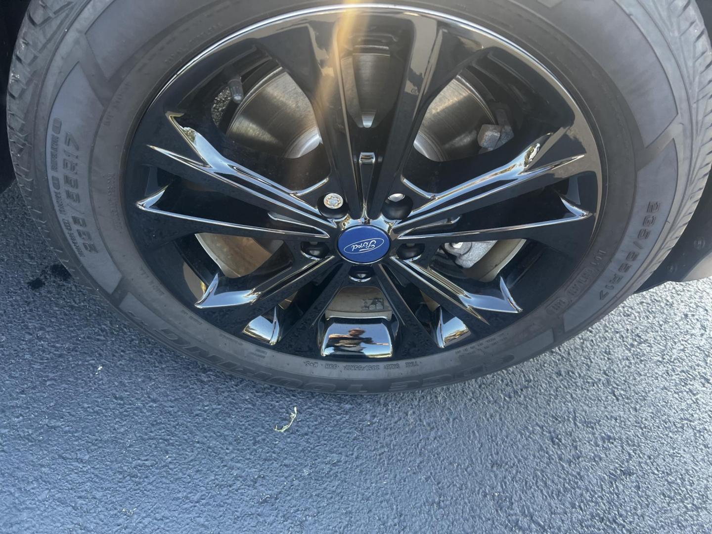 2018 Gray /Black Ford Escape SE 4WD (1FMCU9GD0JU) with an 1.5L I4 DOHC 16V TURBO engine, 6 Speed Auto transmission, located at 547 E. Main St., Orwell, OH, 44076, (440) 437-5893, 41.535435, -80.847855 - This 2018 Ford Escape SE 4WD is a compact SUV designed for efficiency and comfort, powered by a 1.5-liter turbocharged I4 EcoBoost engine, paired with a 6-speed automatic transmission, achieving an impressive 28 MPG on the highway. This Escape incorporates Auto Start Stop technology to enhance fuel - Photo#10