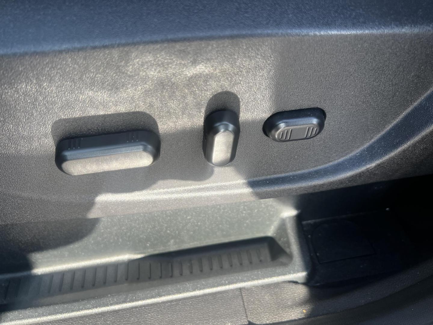 2018 Gray /Black Ford Escape SE 4WD (1FMCU9GD0JU) with an 1.5L I4 DOHC 16V TURBO engine, 6 Speed Auto transmission, located at 547 E. Main St., Orwell, OH, 44076, (440) 437-5893, 41.535435, -80.847855 - This 2018 Ford Escape SE 4WD is a compact SUV designed for efficiency and comfort, powered by a 1.5-liter turbocharged I4 EcoBoost engine, paired with a 6-speed automatic transmission, achieving an impressive 28 MPG on the highway. This Escape incorporates Auto Start Stop technology to enhance fuel - Photo#21