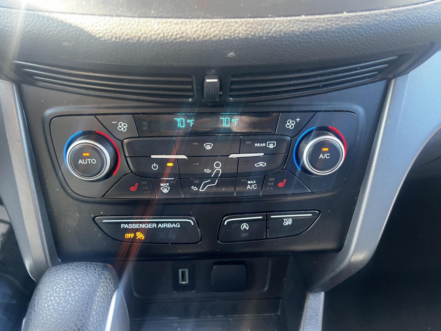 2018 Gray /Black Ford Escape SE 4WD (1FMCU9GD0JU) with an 1.5L I4 DOHC 16V TURBO engine, 6 Speed Auto transmission, located at 547 E. Main St., Orwell, OH, 44076, (440) 437-5893, 41.535435, -80.847855 - This 2018 Ford Escape SE 4WD is a compact SUV designed for efficiency and comfort, powered by a 1.5-liter turbocharged I4 EcoBoost engine, paired with a 6-speed automatic transmission, achieving an impressive 28 MPG on the highway. This Escape incorporates Auto Start Stop technology to enhance fuel - Photo#27