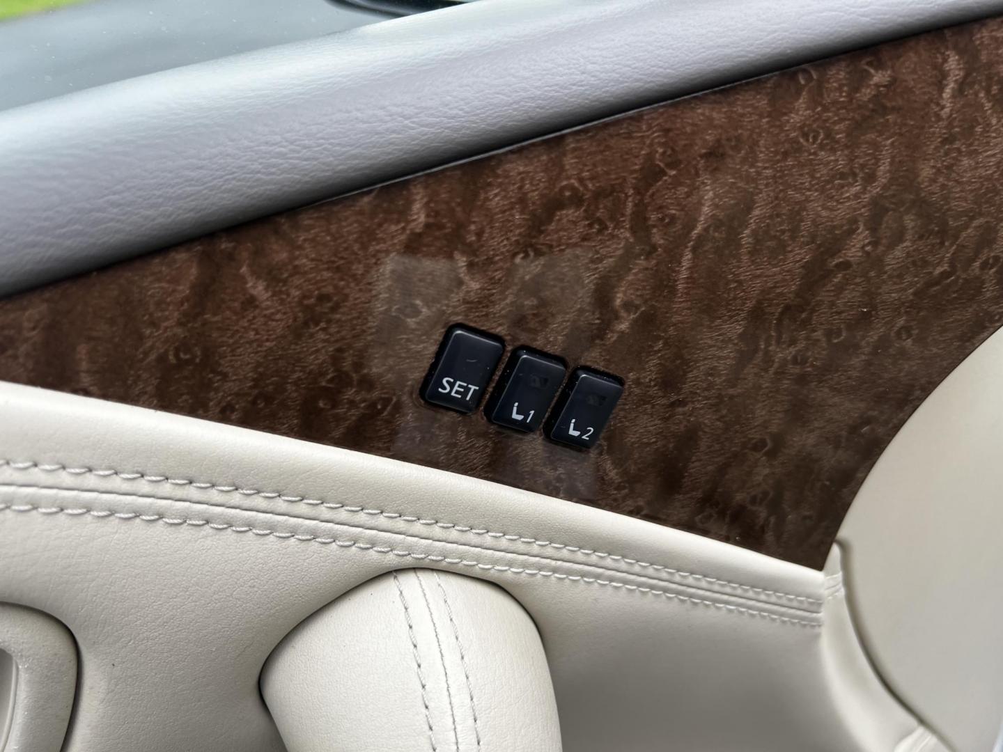 2017 White /Tan Infiniti QX80 Base 4WD (JN8AZ2NE3H9) with an 5.6L V8 DOHC 32V engine, 7A transmission, located at 11115 Chardon Rd. , Chardon, OH, 44024, (440) 214-9705, 41.580246, -81.241943 - Photo#17