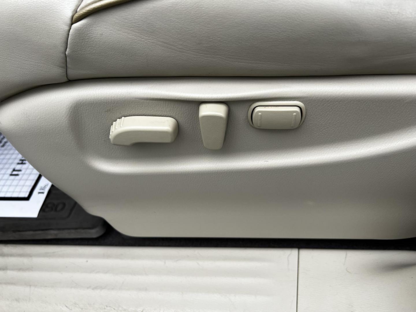 2017 White /Tan Infiniti QX80 Base 4WD (JN8AZ2NE3H9) with an 5.6L V8 DOHC 32V engine, 7A transmission, located at 11115 Chardon Rd. , Chardon, OH, 44024, (440) 214-9705, 41.580246, -81.241943 - Photo#18