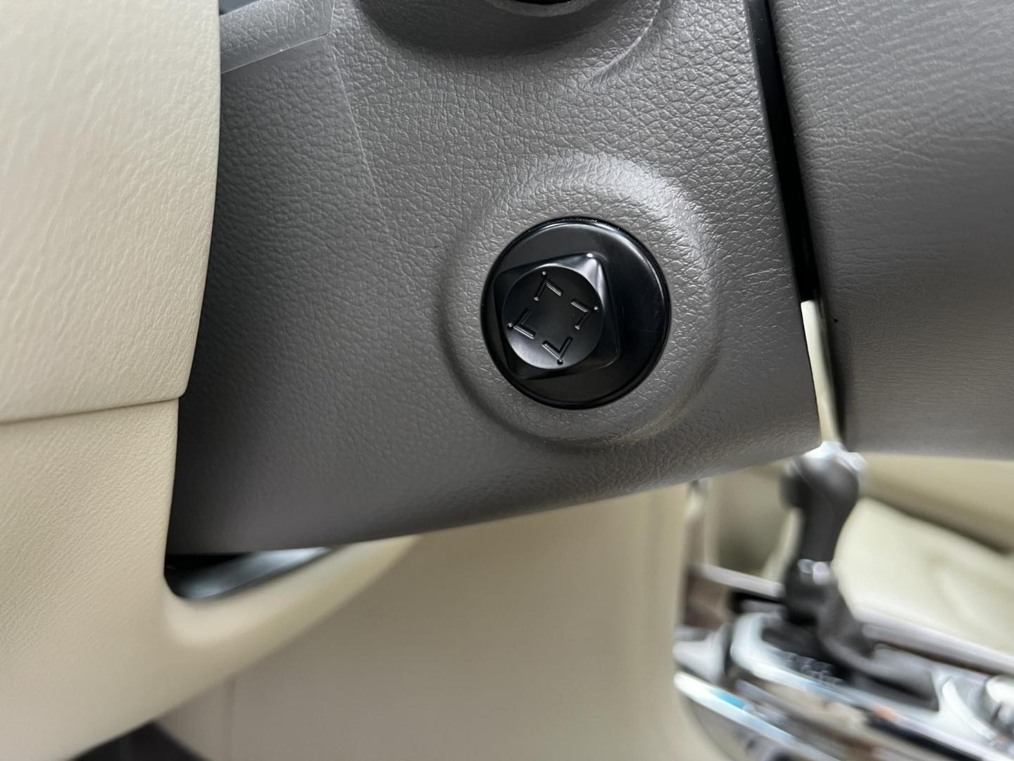 2017 White /Tan Infiniti QX80 Base 4WD (JN8AZ2NE3H9) with an 5.6L V8 DOHC 32V engine, 7A transmission, located at 11115 Chardon Rd. , Chardon, OH, 44024, (440) 214-9705, 41.580246, -81.241943 - Photo#20
