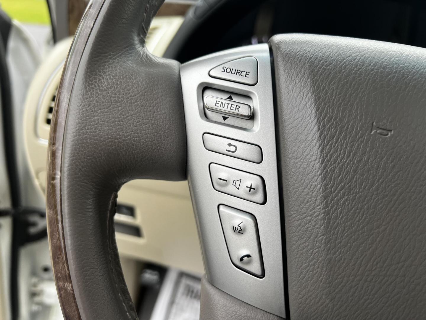 2017 White /Tan Infiniti QX80 Base 4WD (JN8AZ2NE3H9) with an 5.6L V8 DOHC 32V engine, 7A transmission, located at 11115 Chardon Rd. , Chardon, OH, 44024, (440) 214-9705, 41.580246, -81.241943 - Photo#27
