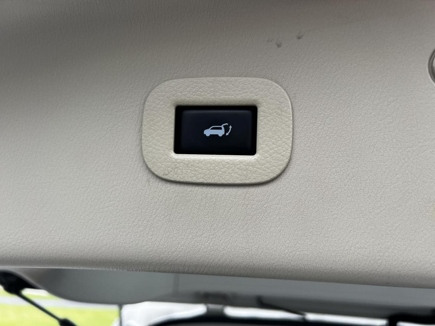 2017 White /Tan Infiniti QX80 Base 4WD (JN8AZ2NE3H9) with an 5.6L V8 DOHC 32V engine, 7A transmission, located at 11115 Chardon Rd. , Chardon, OH, 44024, (440) 214-9705, 41.580246, -81.241943 - Photo#44