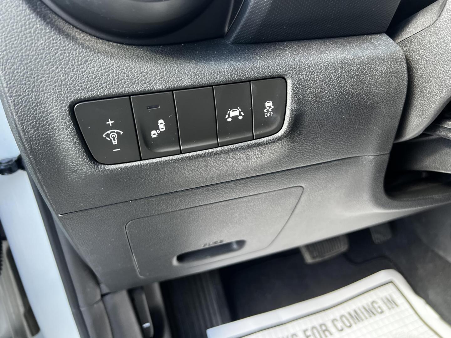 2019 White /Black Hyundai Kona SEL AWD (KM8K2CAA7KU) with an 2.0L I4 DOHC 16V engine, 6 Speed Automatic transmission, located at 547 E. Main St., Orwell, OH, 44076, (440) 437-5893, 41.535435, -80.847855 - This One Owner 2019 Hyundai Kona SEL AWD is a compact SUV that combines efficiency, safety, and technology features. Powered by a 2.0-liter I4 Atkinson engine coupled with a 6-speed automatic transmission, it delivers a commendable fuel efficiency of approximately 30 MPG on the highway. It is equipp - Photo#7