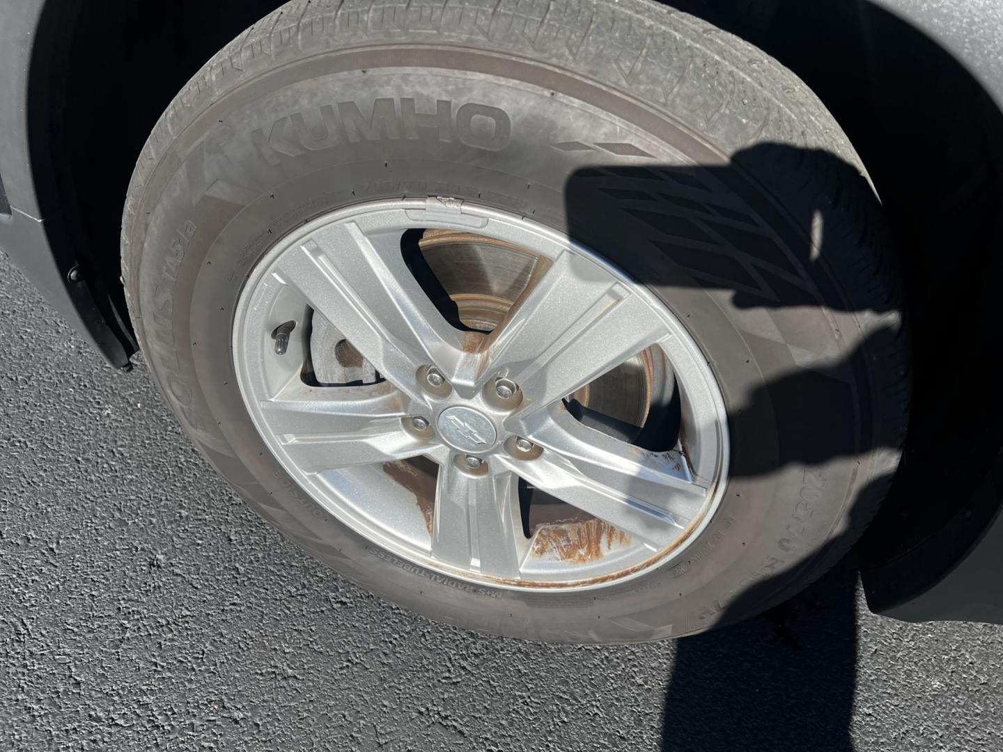 2020 Gray /Black Chevrolet Trax LS FWD (3GNCJKSB9LL) with an 1.4L I4 DOHC 16V TURBO engine, 6A transmission, located at 547 E. Main St., Orwell, OH, 44076, (440) 437-5893, 41.535435, -80.847855 - This 2020 Chevrolet Trax LS FWD is a compact SUV featuring a 1.4L I4 turbocharged EcoTec engine paired with a 6-speed automatic transmission, delivering an efficient performance with an estimated 31 MPG on the highway. It includes modern technological amenities such as a 7.0" touchscreen with both A - Photo#24