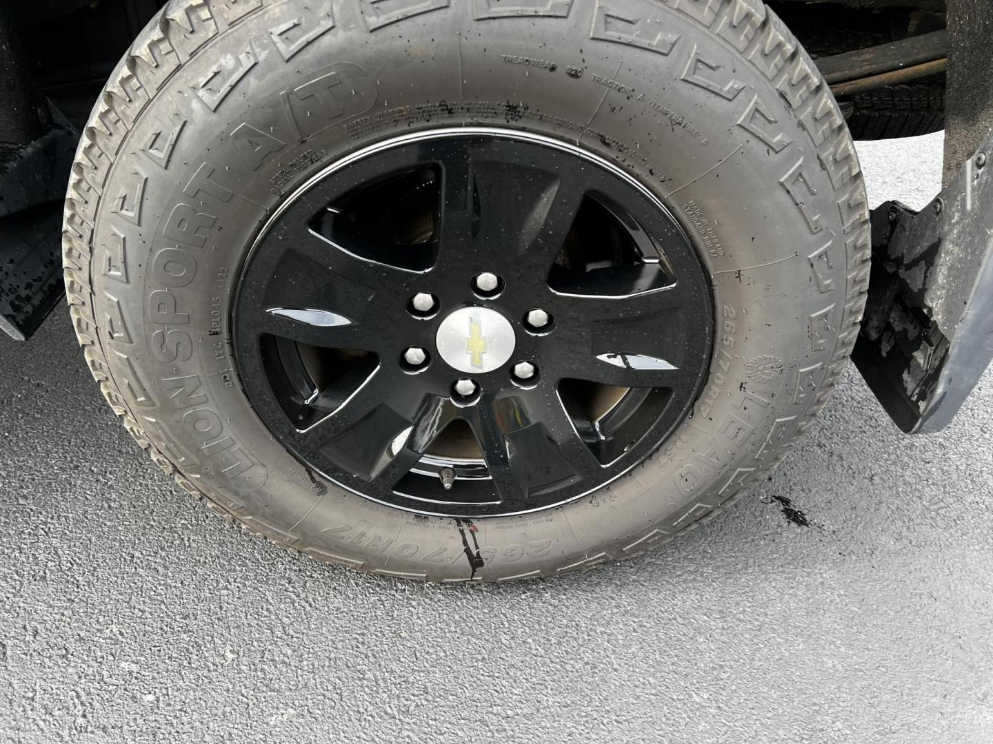 2017 Gray /Black Chevrolet Silverado 1500 LT Double Cab 4WD (1GCVKREC8HZ) with an 5.3L V8 OHV 16V engine, 6 Speed Automatic transmission, located at 547 E. Main St., Orwell, OH, 44076, (440) 437-5893, 41.535435, -80.847855 - Photo#12