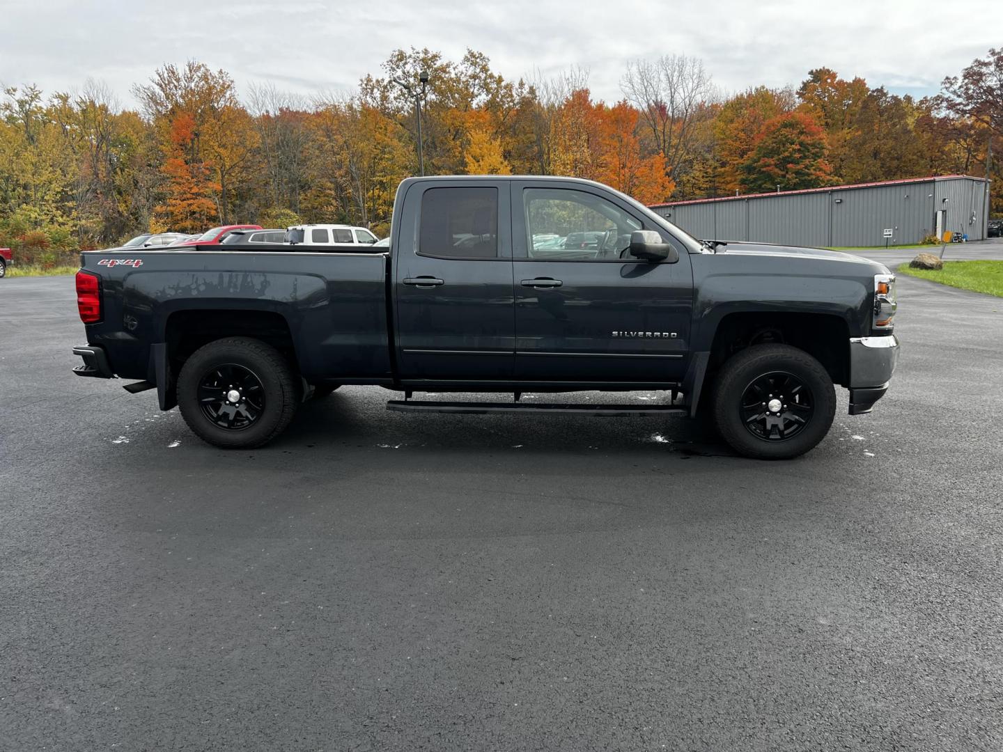 2017 Gray /Black Chevrolet Silverado 1500 LT Double Cab 4WD (1GCVKREC8HZ) with an 5.3L V8 OHV 16V engine, 6 Speed Automatic transmission, located at 547 E. Main St., Orwell, OH, 44076, (440) 437-5893, 41.535435, -80.847855 - Photo#6