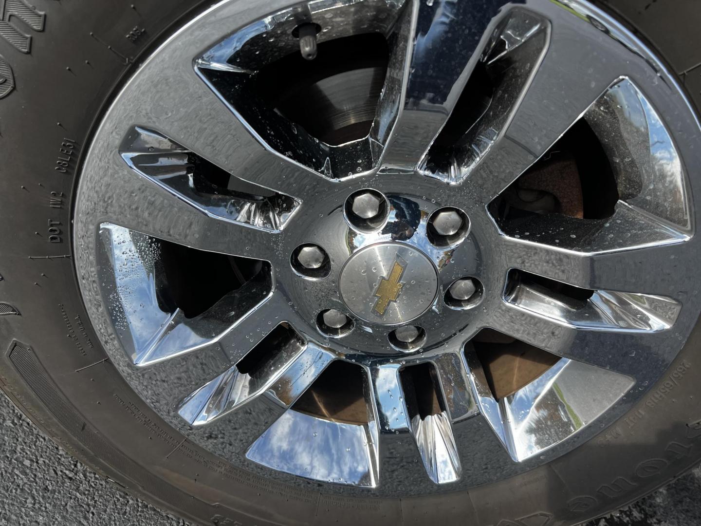 2016 Gray /Black Chevrolet Tahoe LS 4WD (1GNSKAKC3GR) with an 5.3L V8 OHV 16V engine, 6A transmission, located at 547 E. Main St., Orwell, OH, 44076, (440) 437-5893, 41.535435, -80.847855 - This One Owner 2016 Chevrolet Tahoe LS 4WD is powered by a 5.3 Vortec V8 engine paired with a 6-speed automatic transmission, providing robust performance for various driving conditions. It offers features like tri-zone automatic climate control and power front seats to enhance passenger comfort. Fo - Photo#13