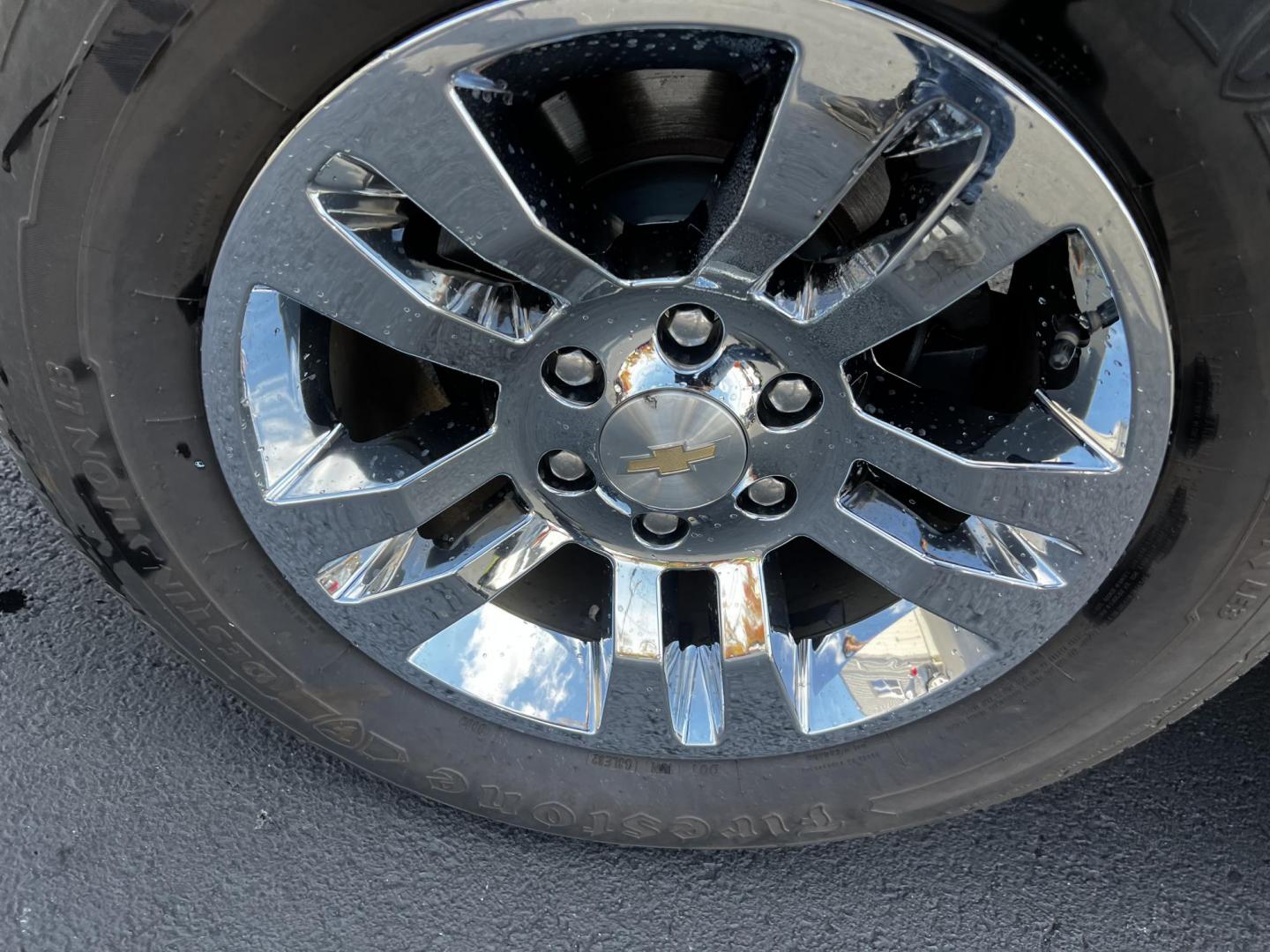 2016 Gray /Black Chevrolet Tahoe LS 4WD (1GNSKAKC3GR) with an 5.3L V8 OHV 16V engine, 6A transmission, located at 547 E. Main St., Orwell, OH, 44076, (440) 437-5893, 41.535435, -80.847855 - This One Owner 2016 Chevrolet Tahoe LS 4WD is powered by a 5.3 Vortec V8 engine paired with a 6-speed automatic transmission, providing robust performance for various driving conditions. It offers features like tri-zone automatic climate control and power front seats to enhance passenger comfort. Fo - Photo#11