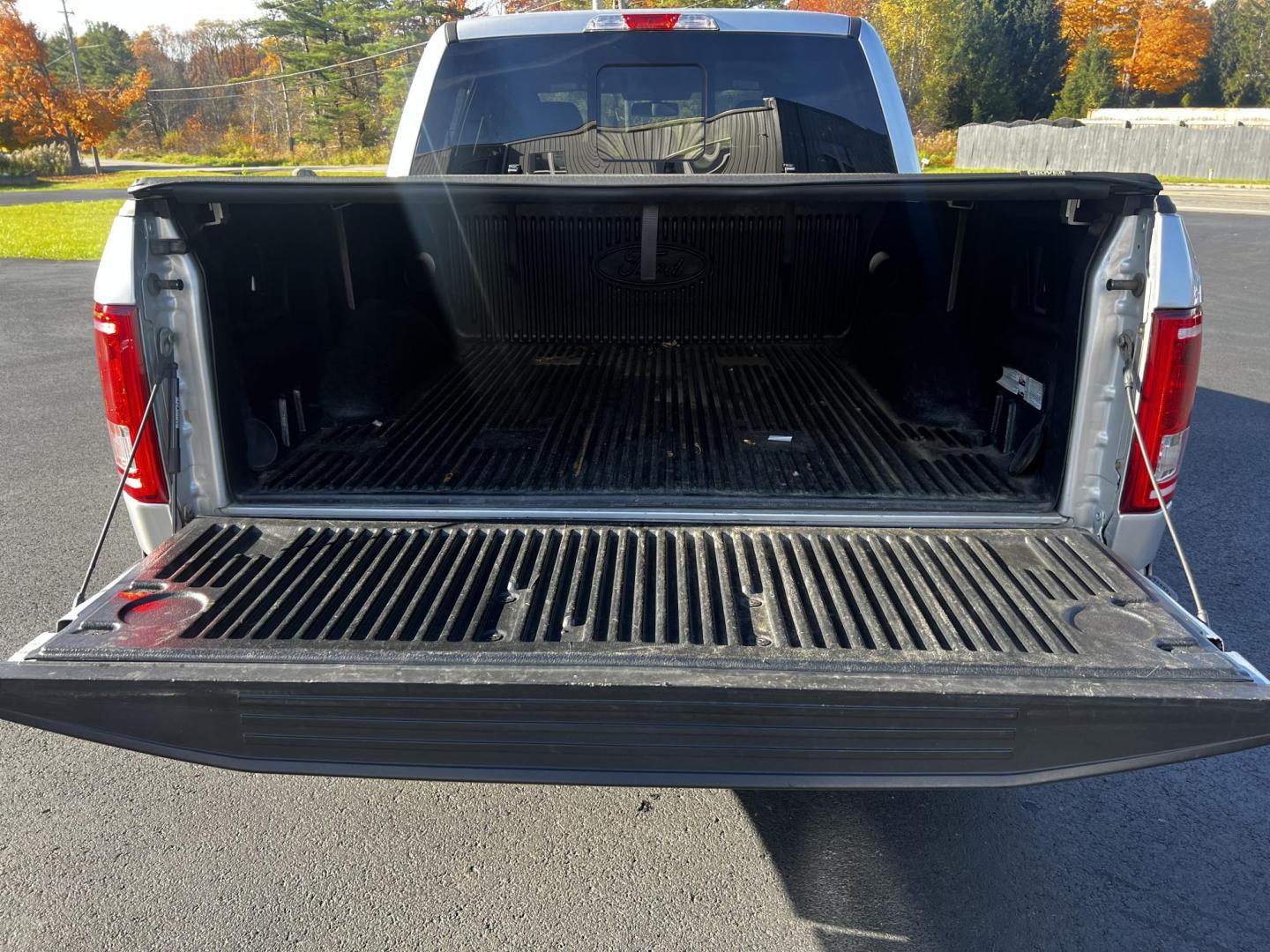 2017 Silver /Gray Ford F-150 XLT SuperCrew 5.5-ft. Bed 4WD (1FTEW1EG1HF) with an 3.5 V6 TWIN TURBO engine, 10 Speed Auto transmission, located at 11115 Chardon Rd. , Chardon, OH, 44024, (440) 214-9705, 41.580246, -81.241943 - This 2017 Ford F-150 XLT Crew Cab 4WD is a versatile and capable truck, equipped with a 3.5L Twin Turbo EcoBoost V6 engine and a 10-speed automatic transmission. It boasts a robust towing capacity of 10,700 pounds, making it suitable for heavy-duty tasks. With 3.31 gearing, it balances efficiency an - Photo#13