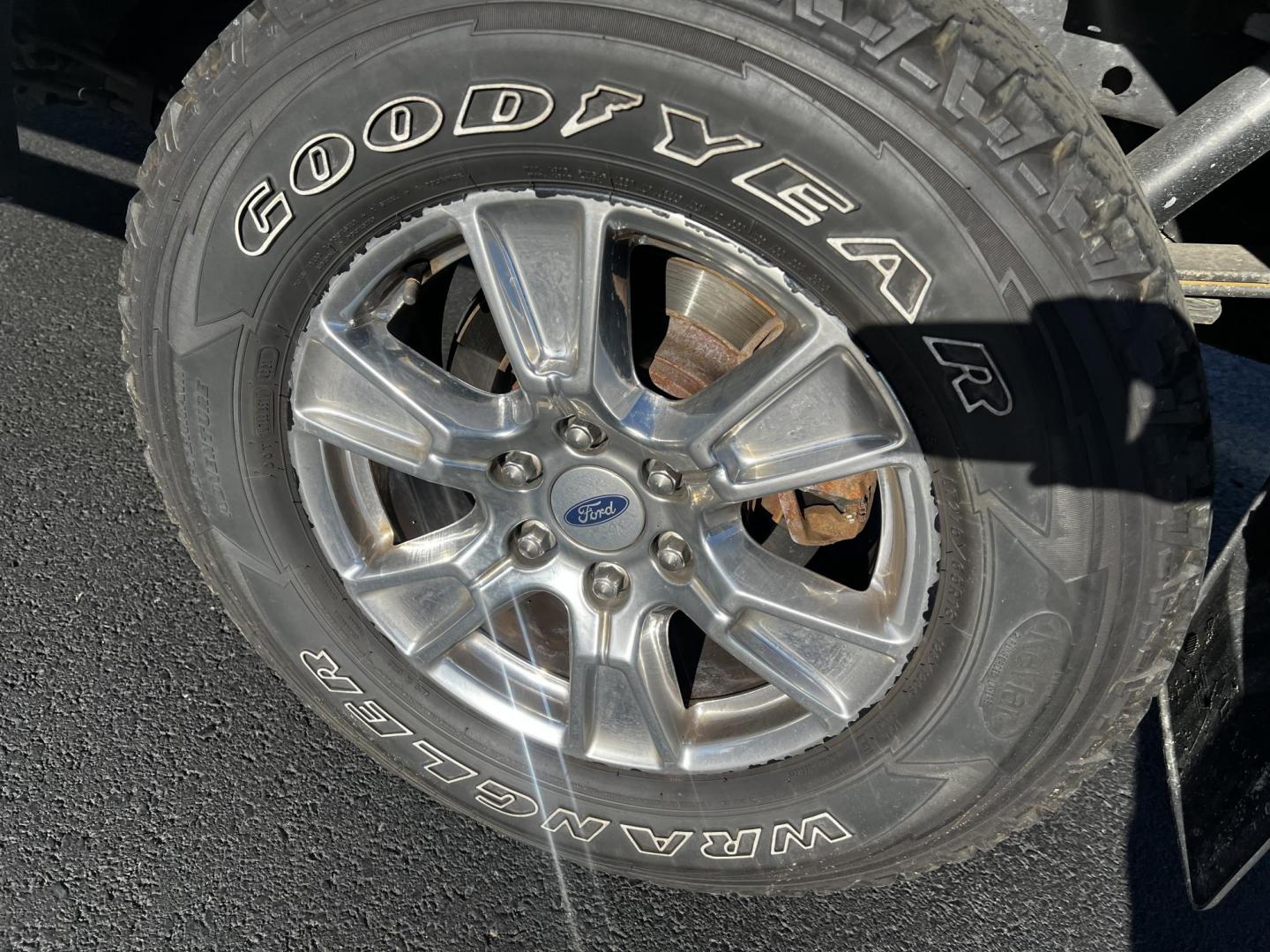 2017 Silver /Gray Ford F-150 XLT SuperCrew 5.5-ft. Bed 4WD (1FTEW1EG1HF) with an 3.5 V6 TWIN TURBO engine, 10 Speed Auto transmission, located at 11115 Chardon Rd. , Chardon, OH, 44024, (440) 214-9705, 41.580246, -81.241943 - This 2017 Ford F-150 XLT Crew Cab 4WD is a versatile and capable truck, equipped with a 3.5L Twin Turbo EcoBoost V6 engine and a 10-speed automatic transmission. It boasts a robust towing capacity of 10,700 pounds, making it suitable for heavy-duty tasks. With 3.31 gearing, it balances efficiency an - Photo#15