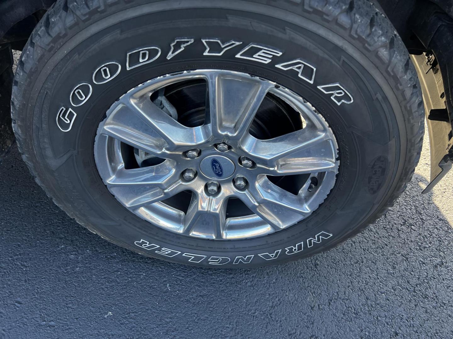 2017 Silver /Gray Ford F-150 XLT SuperCrew 5.5-ft. Bed 4WD (1FTEW1EG1HF) with an 3.5 V6 TWIN TURBO engine, 10 Speed Auto transmission, located at 11115 Chardon Rd. , Chardon, OH, 44024, (440) 214-9705, 41.580246, -81.241943 - This 2017 Ford F-150 XLT Crew Cab 4WD is a versatile and capable truck, equipped with a 3.5L Twin Turbo EcoBoost V6 engine and a 10-speed automatic transmission. It boasts a robust towing capacity of 10,700 pounds, making it suitable for heavy-duty tasks. With 3.31 gearing, it balances efficiency an - Photo#9