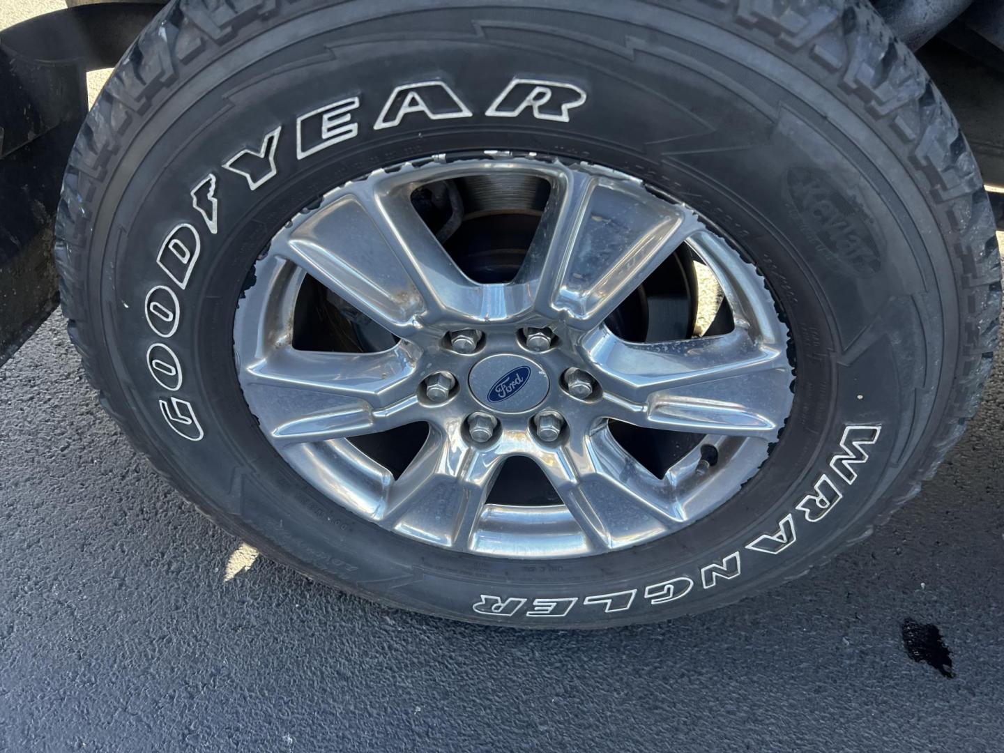 2017 Silver /Gray Ford F-150 XLT SuperCrew 5.5-ft. Bed 4WD (1FTEW1EG1HF) with an 3.5 V6 TWIN TURBO engine, 10 Speed Auto transmission, located at 11115 Chardon Rd. , Chardon, OH, 44024, (440) 214-9705, 41.580246, -81.241943 - This 2017 Ford F-150 XLT Crew Cab 4WD is a versatile and capable truck, equipped with a 3.5L Twin Turbo EcoBoost V6 engine and a 10-speed automatic transmission. It boasts a robust towing capacity of 10,700 pounds, making it suitable for heavy-duty tasks. With 3.31 gearing, it balances efficiency an - Photo#12
