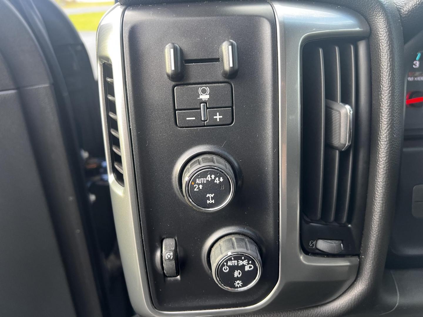 2017 Blue /Black Chevrolet Silverado 1500 LT Z71 Double Cab 4WD (1GCVKREC7HZ) with an 5.3L V8 OHV 16V engine, 6A transmission, located at 547 E. Main St., Orwell, OH, 44076, (440) 437-5893, 41.535435, -80.847855 - Photo#18