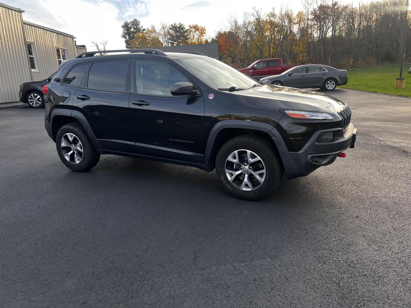 2015 Black /Black Jeep Cherokee Trailhawk 4WD (1C4PJMBS8FW) with an 3.2L V6 DOHC 24V engine, 9-Speed Automatic transmission, located at 11115 Chardon Rd. , Chardon, OH, 44024, (440) 214-9705, 41.580246, -81.241943 - Photo#2