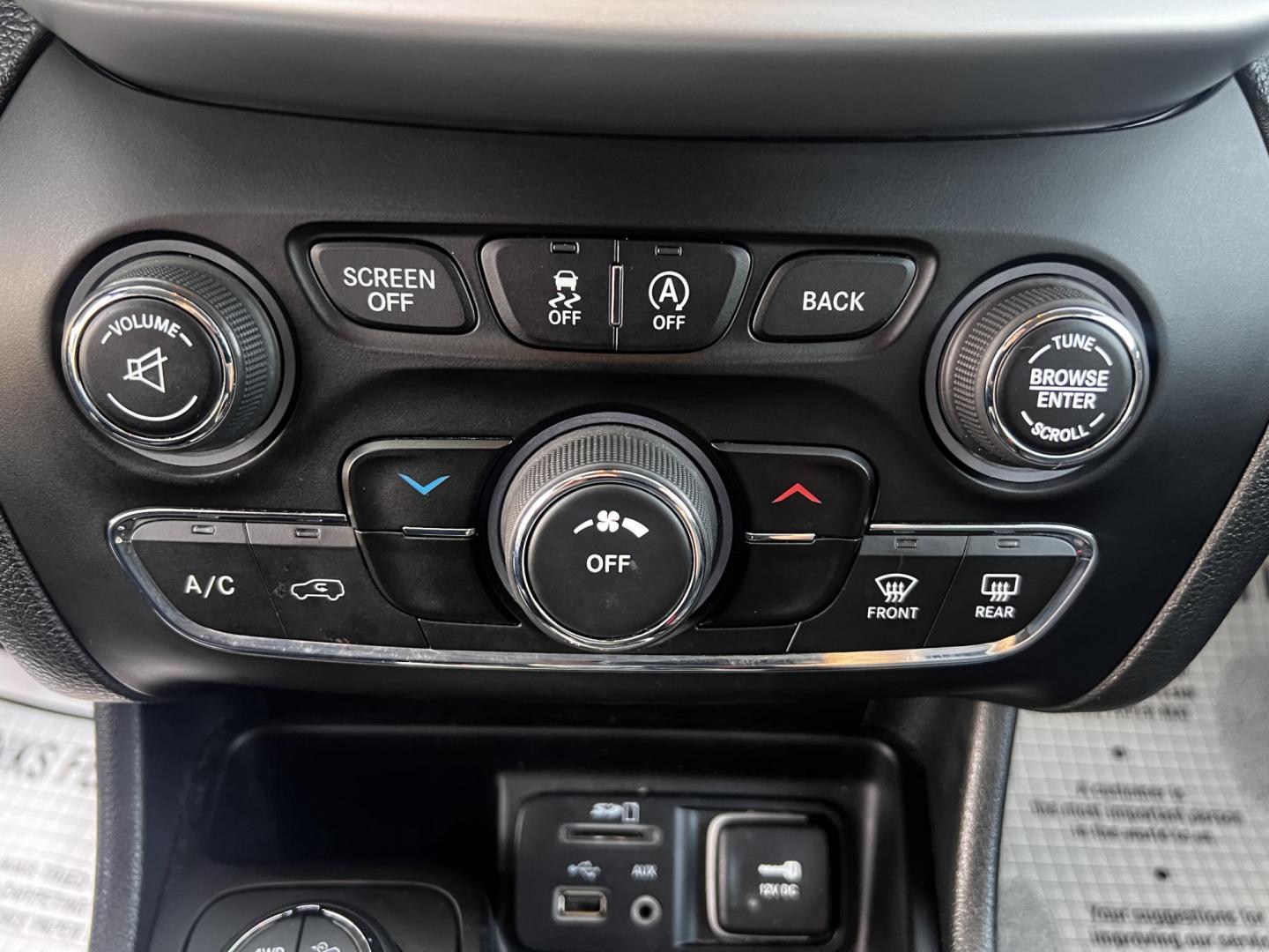 2015 Black /Black Jeep Cherokee Trailhawk 4WD (1C4PJMBS8FW) with an 3.2L V6 DOHC 24V engine, 9-Speed Automatic transmission, located at 11115 Chardon Rd. , Chardon, OH, 44024, (440) 214-9705, 41.580246, -81.241943 - Photo#28