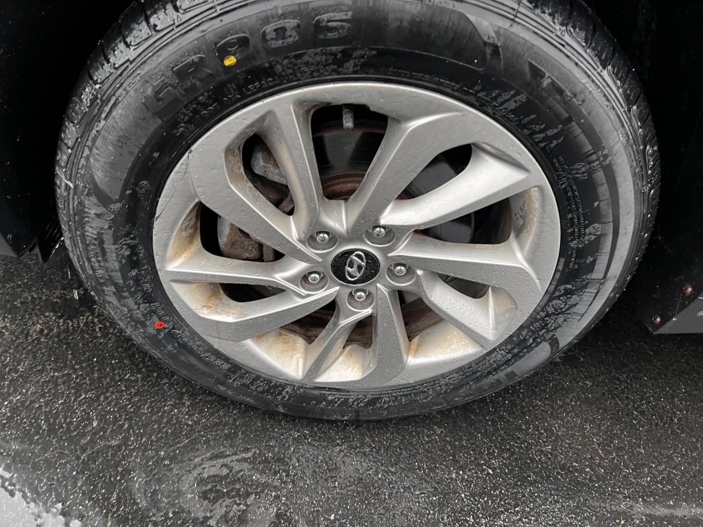 2017 Gray /Black Hyundai Tucson SE w/Popular Package AWD (KM8J3CA43HU) with an 2.0L I4 DOHC 16V engine, 6 Speed Auto transmission, located at 11115 Chardon Rd. , Chardon, OH, 44024, (440) 214-9705, 41.580246, -81.241943 - This 2017 Hyundai Tucson SE AWD is a well-rounded compact SUV that offers a balance of efficiency, technology, and functionality. Powered by a 2.0 I4 GDI engine and equipped with a 6-speed automatic transmission, it provides a commendable fuel efficiency of 26 MPG on the highway. This vehicle includ - Photo#23