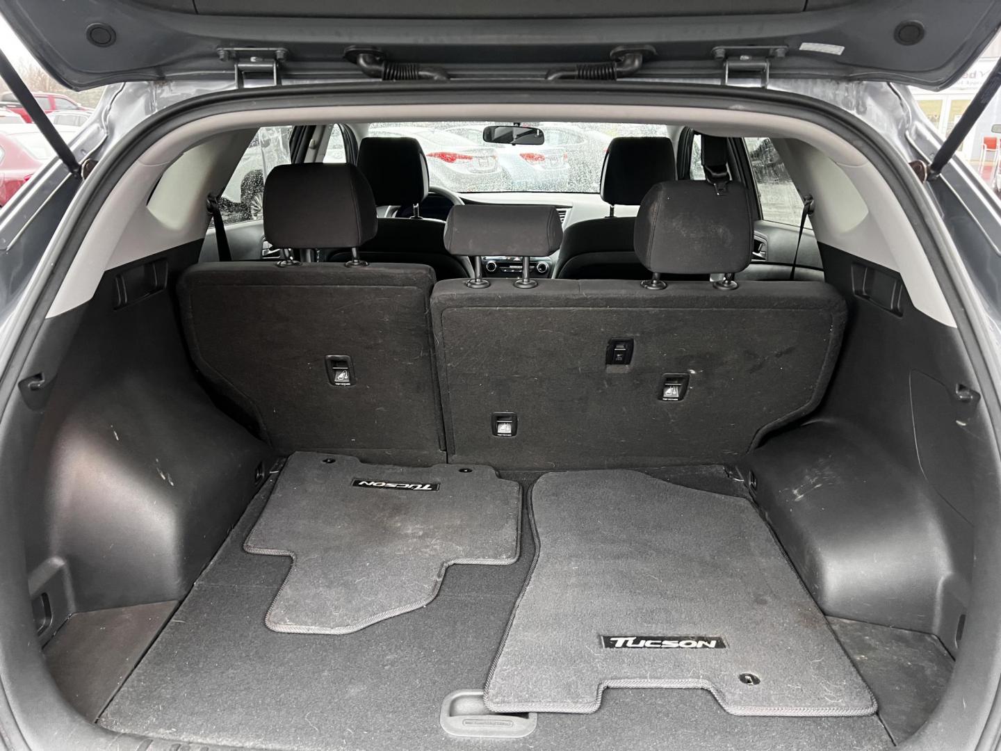 2017 Gray /Black Hyundai Tucson SE w/Popular Package AWD (KM8J3CA43HU) with an 2.0L I4 DOHC 16V engine, 6 Speed Auto transmission, located at 11115 Chardon Rd. , Chardon, OH, 44024, (440) 214-9705, 41.580246, -81.241943 - This 2017 Hyundai Tucson SE AWD is a well-rounded compact SUV that offers a balance of efficiency, technology, and functionality. Powered by a 2.0 I4 GDI engine and equipped with a 6-speed automatic transmission, it provides a commendable fuel efficiency of 26 MPG on the highway. This vehicle includ - Photo#12