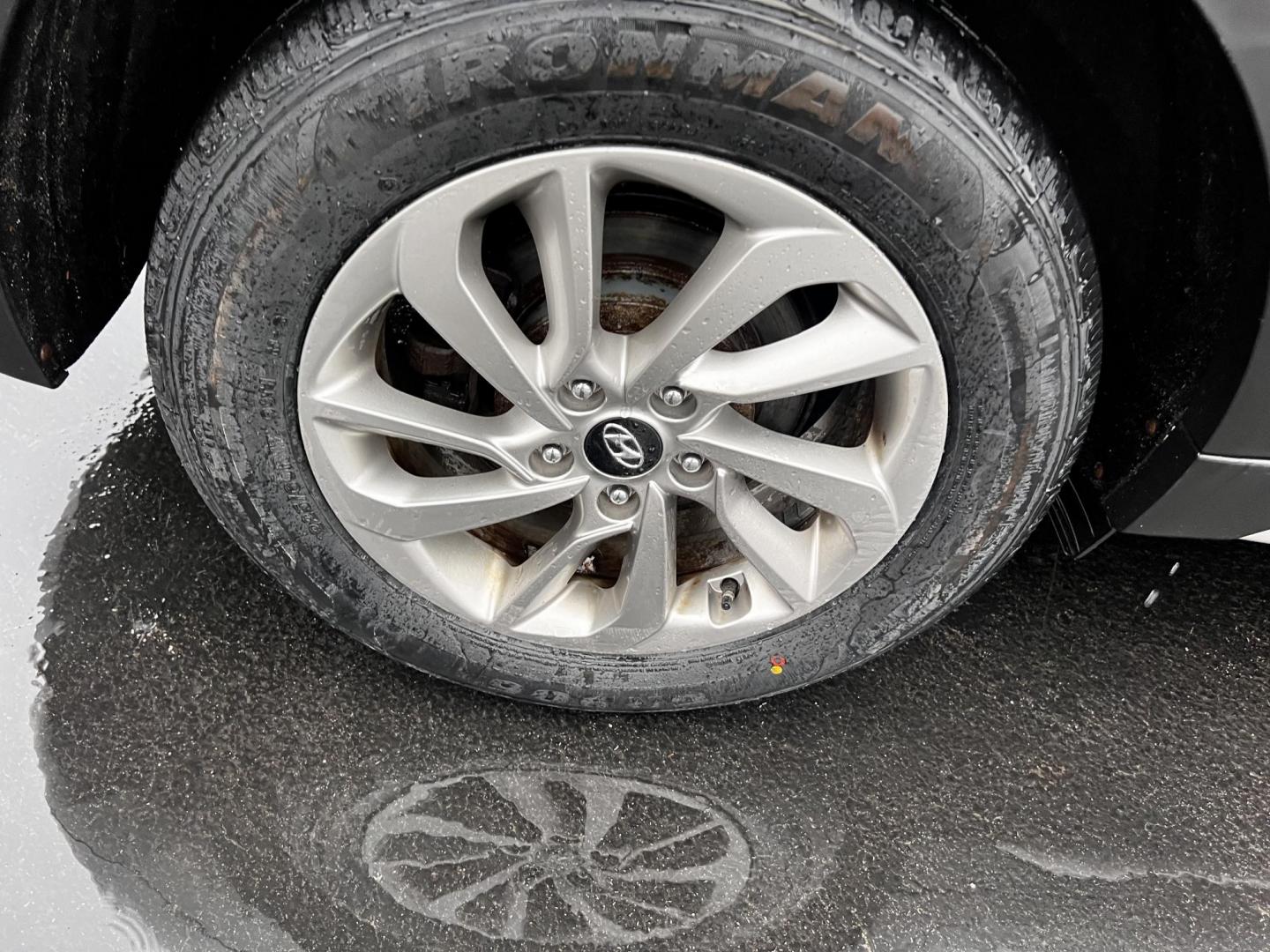 2017 Gray /Black Hyundai Tucson SE w/Popular Package AWD (KM8J3CA43HU) with an 2.0L I4 DOHC 16V engine, 6 Speed Auto transmission, located at 11115 Chardon Rd. , Chardon, OH, 44024, (440) 214-9705, 41.580246, -81.241943 - This 2017 Hyundai Tucson SE AWD is a well-rounded compact SUV that offers a balance of efficiency, technology, and functionality. Powered by a 2.0 I4 GDI engine and equipped with a 6-speed automatic transmission, it provides a commendable fuel efficiency of 26 MPG on the highway. This vehicle includ - Photo#21