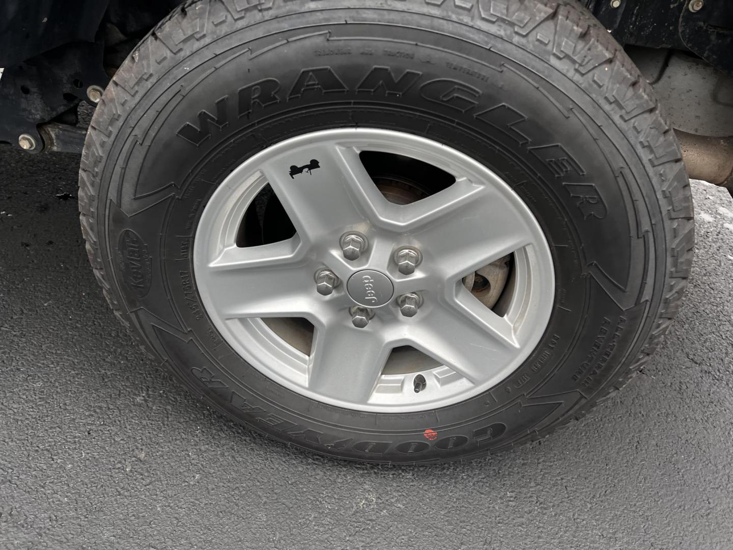 2020 White /Black Jeep Gladiator Sport S (1C6HJTAGXLL) with an 3.6L V6 DOHC 24V engine, 8-Speed Automatic transmission, located at 11115 Chardon Rd. , Chardon, OH, 44024, (440) 214-9705, 41.580246, -81.241943 - This 2020 Jeep Gladiator Sport S is a versatile midsize pickup renowned for its robust capabilities and modern features. Powered by a 3.6L Pentastar V6 engine paired with an 8-speed automatic transmission, it delivers a solid highway mileage of 22 MPG. Noteworthy features include a 7.0" touchscreen - Photo#12