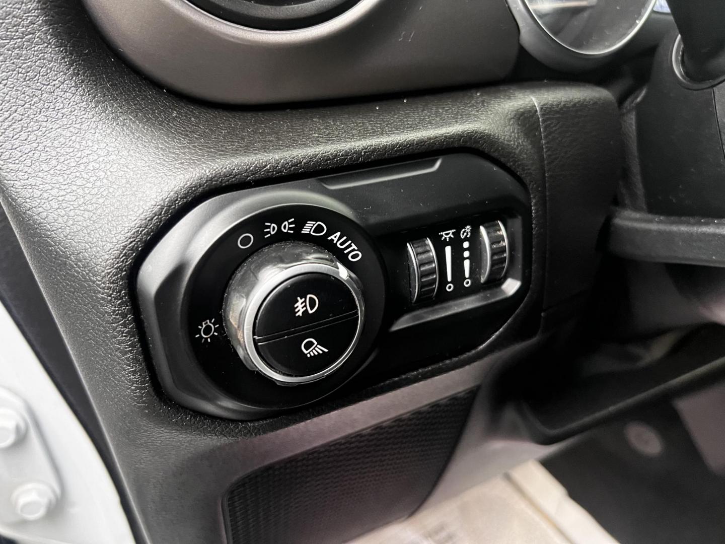 2020 White /Black Jeep Gladiator Sport S (1C6HJTAGXLL) with an 3.6L V6 DOHC 24V engine, 8-Speed Automatic transmission, located at 11115 Chardon Rd. , Chardon, OH, 44024, (440) 214-9705, 41.580246, -81.241943 - This 2020 Jeep Gladiator Sport S is a versatile midsize pickup renowned for its robust capabilities and modern features. Powered by a 3.6L Pentastar V6 engine paired with an 8-speed automatic transmission, it delivers a solid highway mileage of 22 MPG. Noteworthy features include a 7.0" touchscreen - Photo#18
