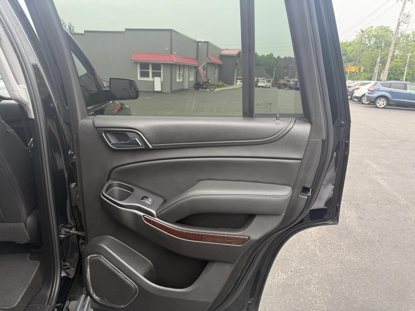 2018 Black /Black GMC Yukon SLT 4WD (1GKS2BKC4JR) with an 5.3L V8 OHV 16V engine, 6A transmission, located at 11115 Chardon Rd. , Chardon, OH, 44024, (440) 214-9705, 41.580246, -81.241943 - This 2018 GMC Yukon SLT 4WD is a full-size SUV that features a powerful 5.3-liter Vortec V8 engine and a 6-speed automatic transmission, boasting a towing capacity of 6,200 pounds, making it suitable for hauling and family adventures. Its luxurious interior includes leather seating with both heated - Photo#39
