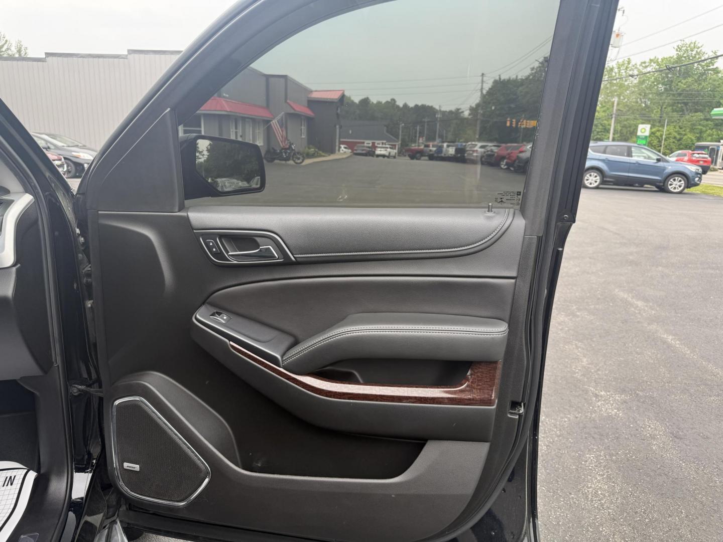2018 Black /Black GMC Yukon SLT 4WD (1GKS2BKC4JR) with an 5.3L V8 OHV 16V engine, 6A transmission, located at 11115 Chardon Rd. , Chardon, OH, 44024, (440) 214-9705, 41.580246, -81.241943 - This 2018 GMC Yukon SLT 4WD is a full-size SUV that features a powerful 5.3-liter Vortec V8 engine and a 6-speed automatic transmission, boasting a towing capacity of 6,200 pounds, making it suitable for hauling and family adventures. Its luxurious interior includes leather seating with both heated - Photo#44