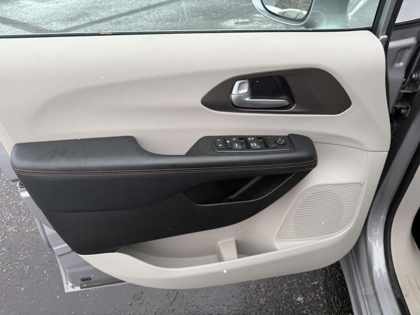 2017 Silver /White Chrysler Pacifica Touring-L (2C4RC1BG3HR) with an 3.6L V6 DOHC 24V engine, 9 Speed Automatic transmission, located at 11115 Chardon Rd. , Chardon, OH, 44024, (440) 214-9705, 41.580246, -81.241943 - Photo#25