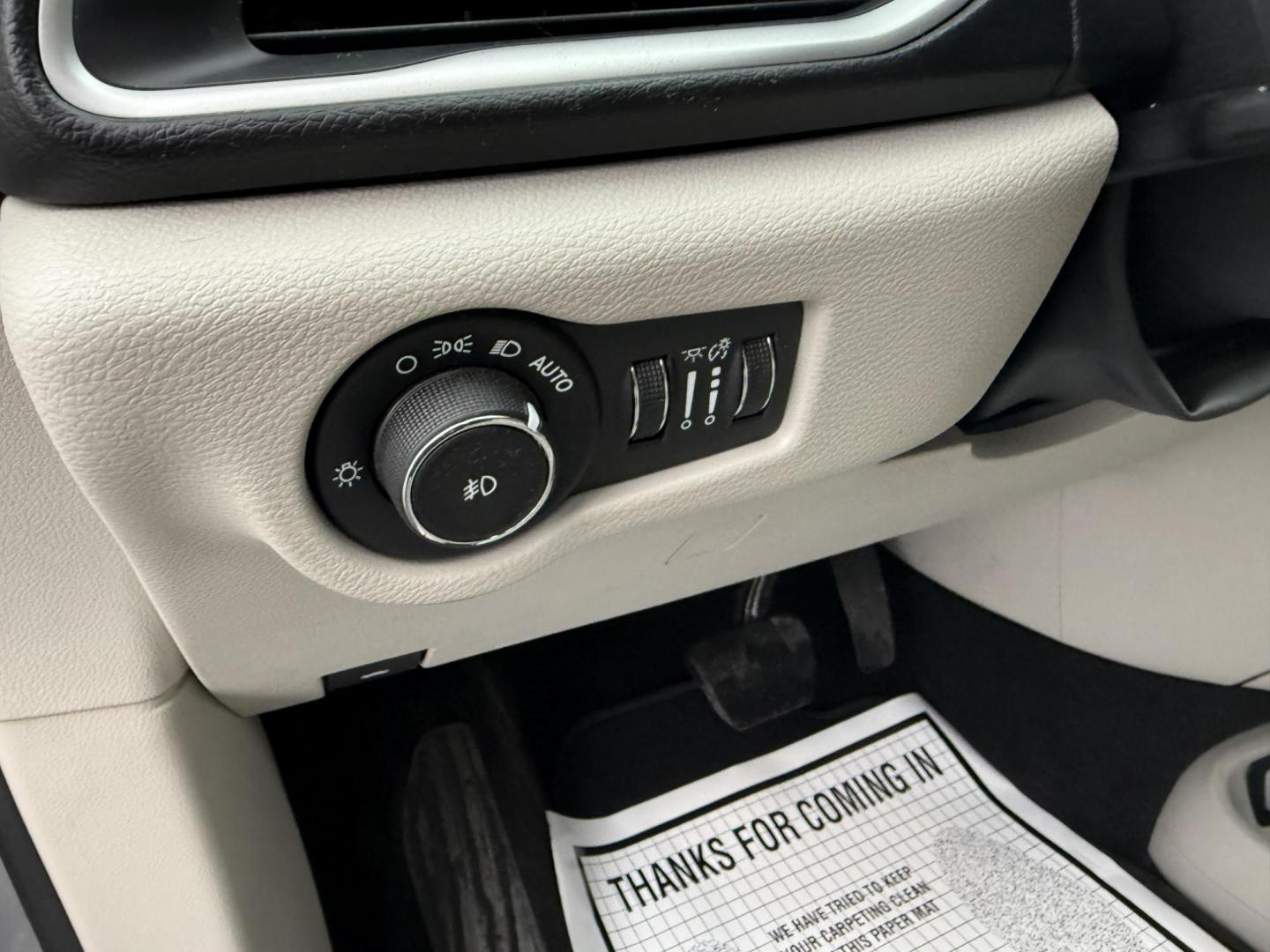 2017 Silver /White Chrysler Pacifica Touring-L (2C4RC1BG3HR) with an 3.6L V6 DOHC 24V engine, 9 Speed Automatic transmission, located at 11115 Chardon Rd. , Chardon, OH, 44024, (440) 214-9705, 41.580246, -81.241943 - Photo#27