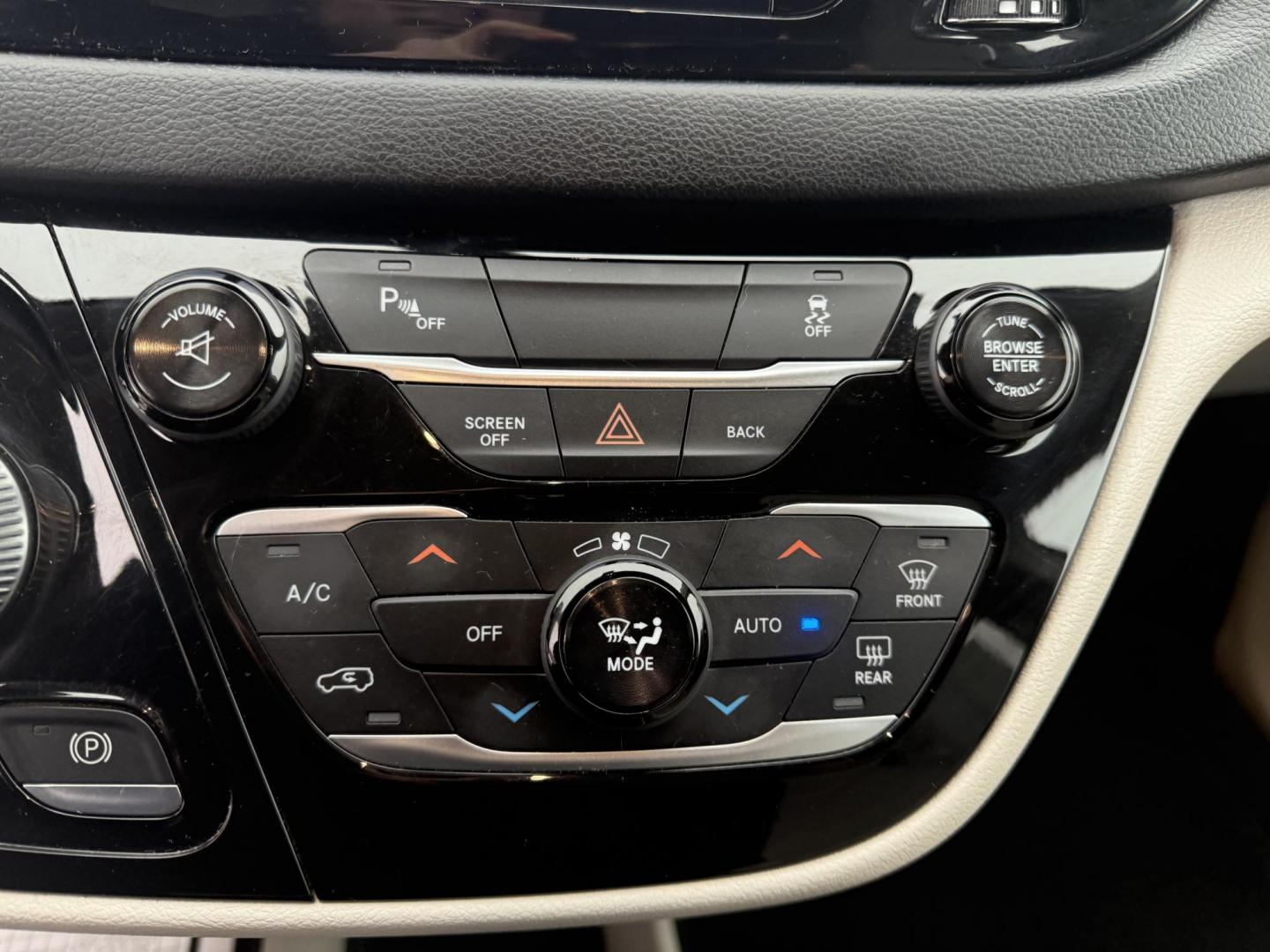 2017 Silver /White Chrysler Pacifica Touring-L (2C4RC1BG3HR) with an 3.6L V6 DOHC 24V engine, 9 Speed Automatic transmission, located at 11115 Chardon Rd. , Chardon, OH, 44024, (440) 214-9705, 41.580246, -81.241943 - Photo#11