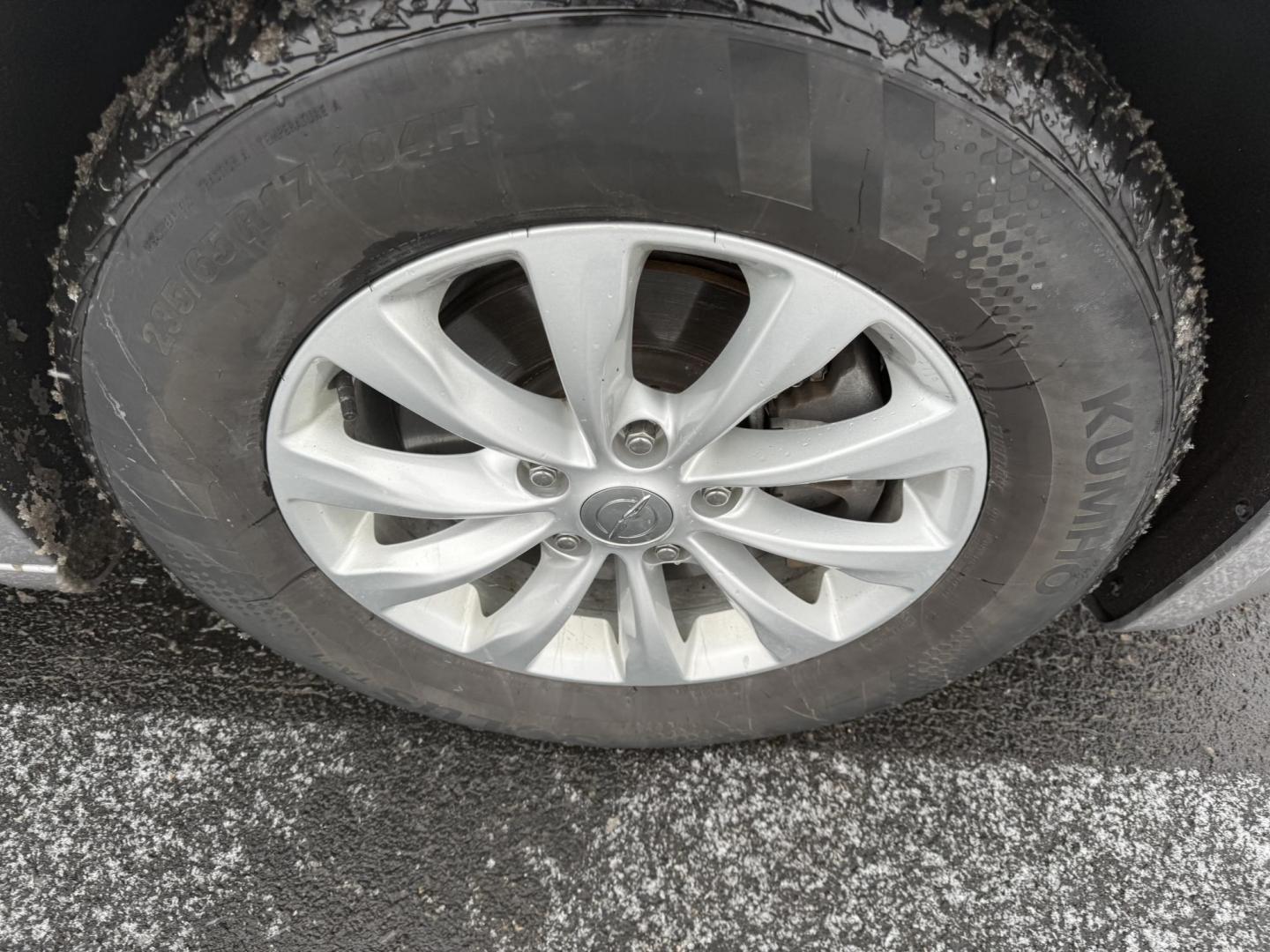 2017 Silver /White Chrysler Pacifica Touring-L (2C4RC1BG3HR) with an 3.6L V6 DOHC 24V engine, 9 Speed Automatic transmission, located at 11115 Chardon Rd. , Chardon, OH, 44024, (440) 214-9705, 41.580246, -81.241943 - Photo#21