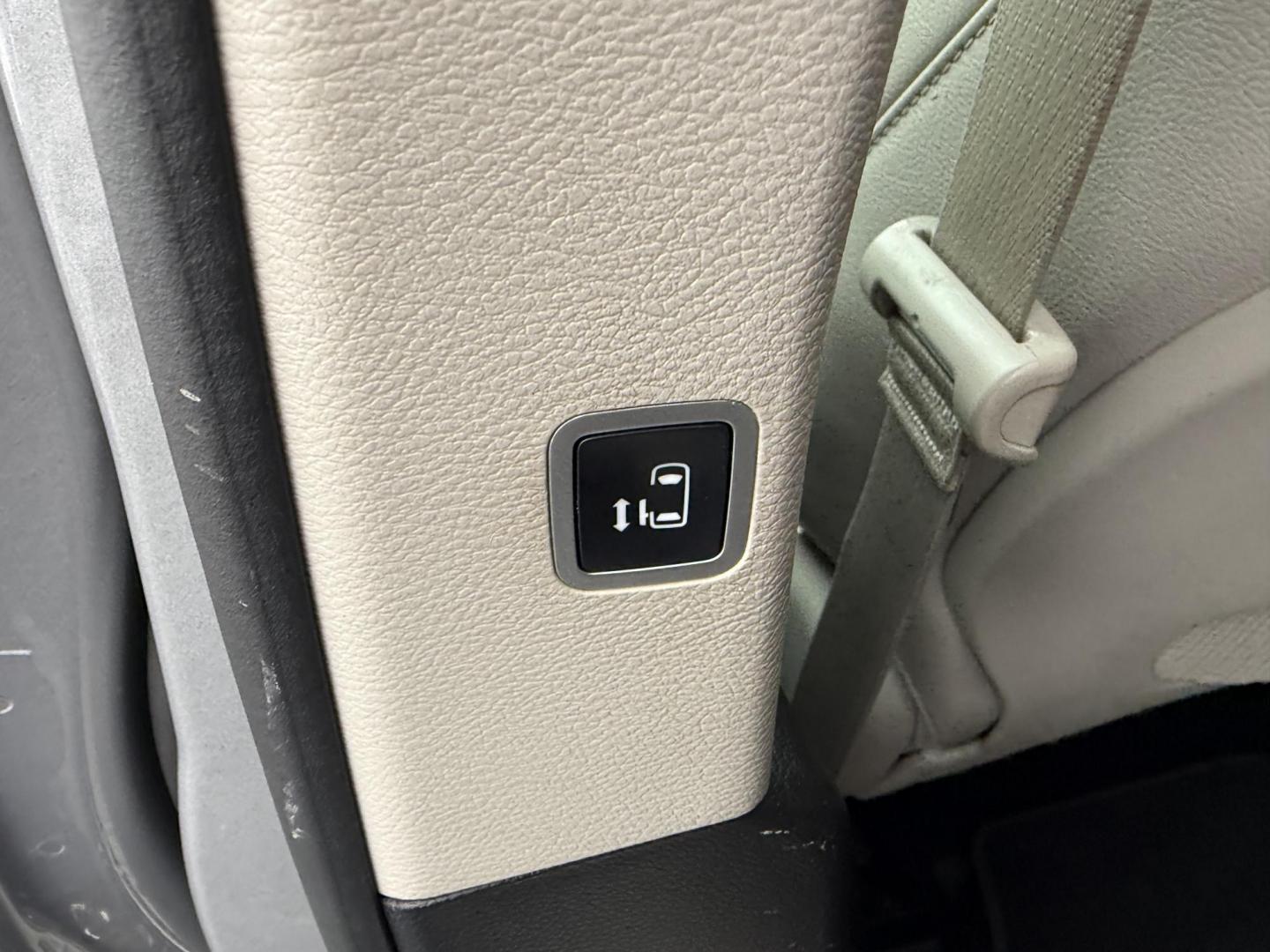 2017 Silver /White Chrysler Pacifica Touring-L (2C4RC1BG3HR) with an 3.6L V6 DOHC 24V engine, 9 Speed Automatic transmission, located at 11115 Chardon Rd. , Chardon, OH, 44024, (440) 214-9705, 41.580246, -81.241943 - Photo#31