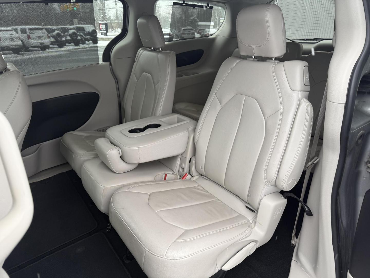 2017 Silver /White Chrysler Pacifica Touring-L (2C4RC1BG3HR) with an 3.6L V6 DOHC 24V engine, 9 Speed Automatic transmission, located at 11115 Chardon Rd. , Chardon, OH, 44024, (440) 214-9705, 41.580246, -81.241943 - Photo#33