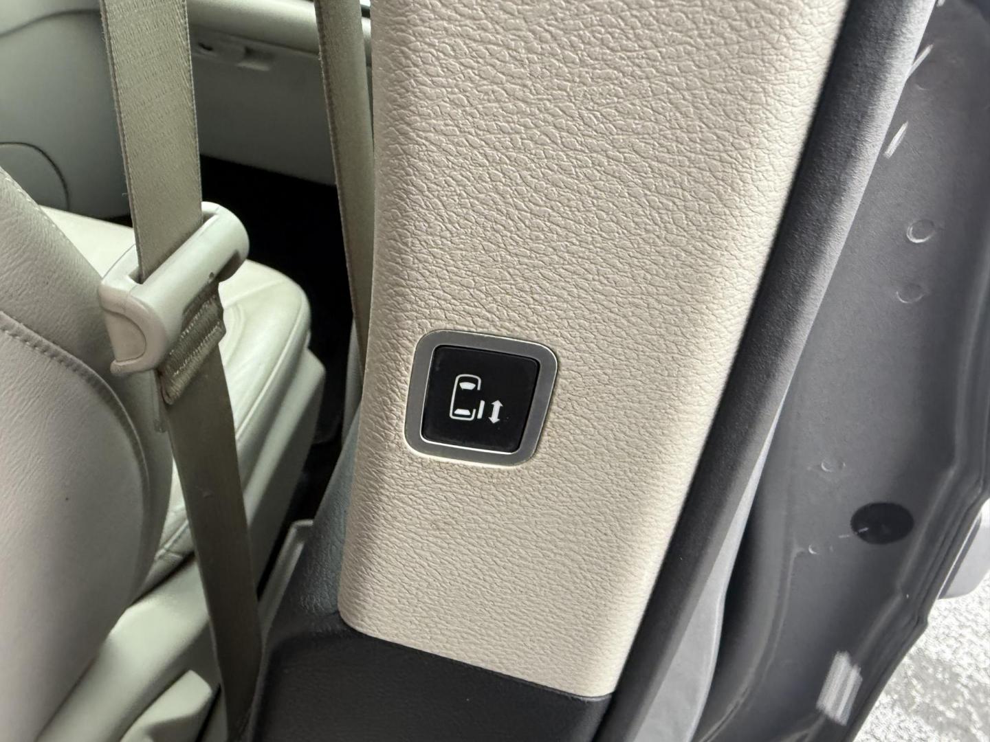 2017 Silver /White Chrysler Pacifica Touring-L (2C4RC1BG3HR) with an 3.6L V6 DOHC 24V engine, 9 Speed Automatic transmission, located at 11115 Chardon Rd. , Chardon, OH, 44024, (440) 214-9705, 41.580246, -81.241943 - Photo#36