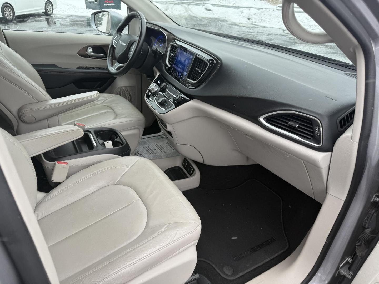 2017 Silver /White Chrysler Pacifica Touring-L (2C4RC1BG3HR) with an 3.6L V6 DOHC 24V engine, 9 Speed Automatic transmission, located at 11115 Chardon Rd. , Chardon, OH, 44024, (440) 214-9705, 41.580246, -81.241943 - Photo#38