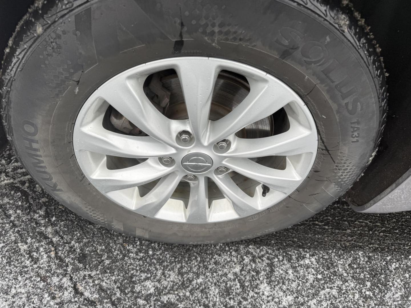 2017 Silver /White Chrysler Pacifica Touring-L (2C4RC1BG3HR) with an 3.6L V6 DOHC 24V engine, 9 Speed Automatic transmission, located at 11115 Chardon Rd. , Chardon, OH, 44024, (440) 214-9705, 41.580246, -81.241943 - Photo#22