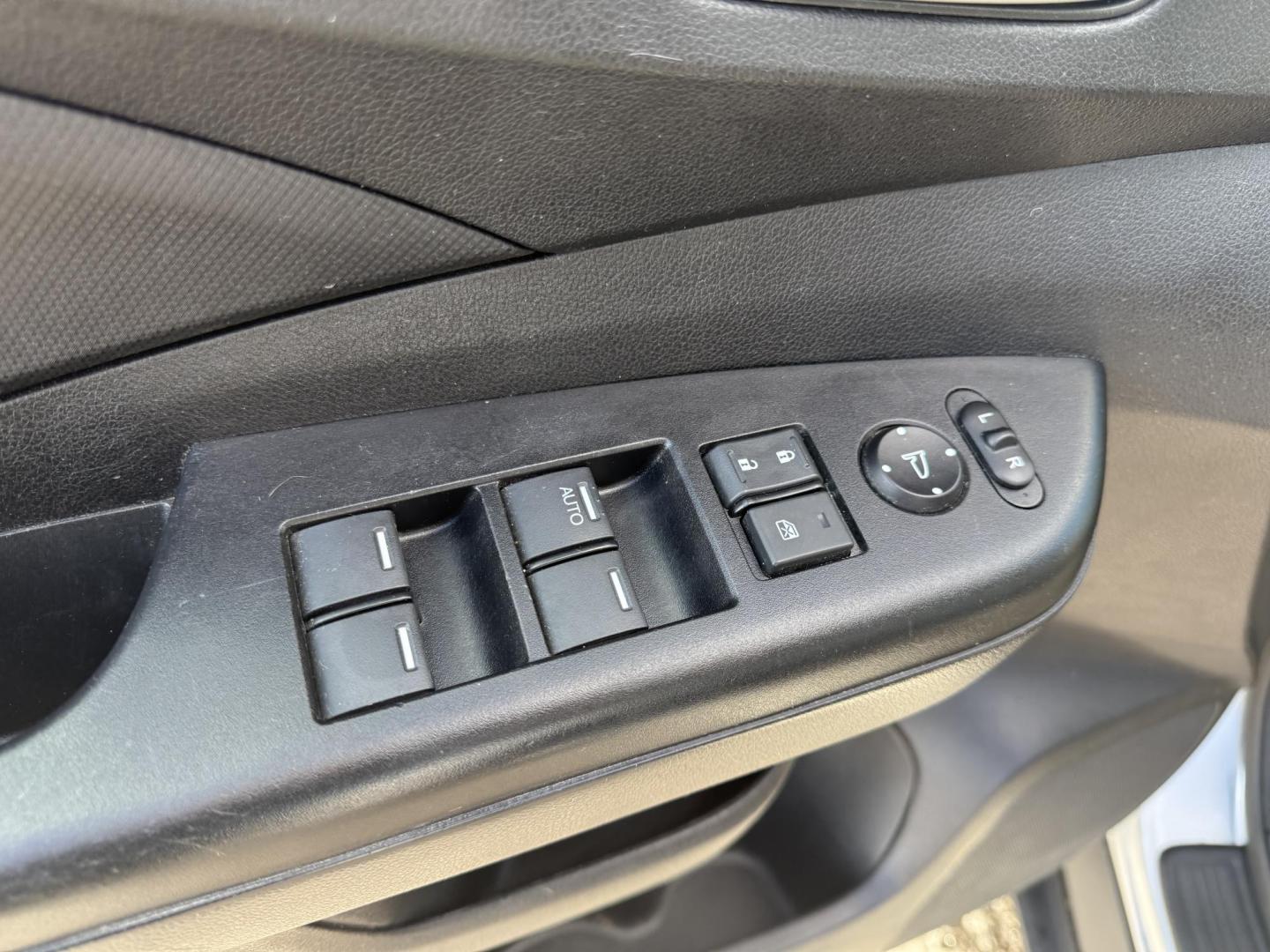 2015 Silver /Gray Honda CR-V LX 4WD (5J6RM4H39FL) with an 2.4L I4 DOHC 16V engine, Automatic transmission, located at 547 E. Main St., Orwell, OH, 44076, (440) 437-5893, 41.535435, -80.847855 - Photo#18