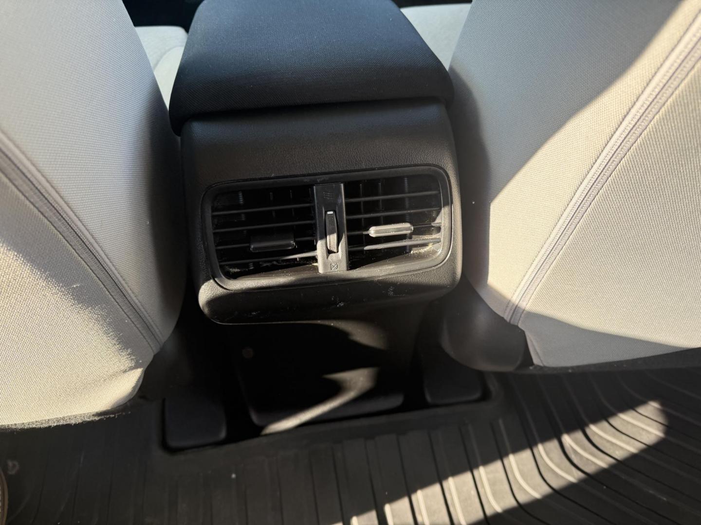 2015 Silver /Gray Honda CR-V LX 4WD (5J6RM4H39FL) with an 2.4L I4 DOHC 16V engine, Automatic transmission, located at 547 E. Main St., Orwell, OH, 44076, (440) 437-5893, 41.535435, -80.847855 - Photo#31