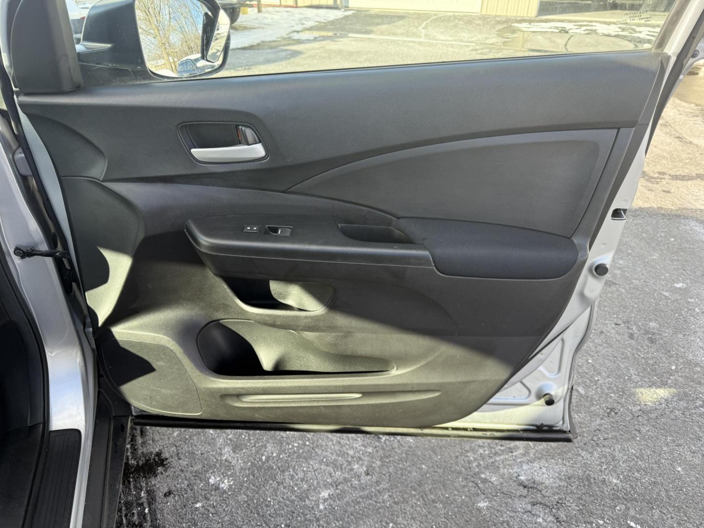 2015 Silver /Gray Honda CR-V LX 4WD (5J6RM4H39FL) with an 2.4L I4 DOHC 16V engine, Automatic transmission, located at 547 E. Main St., Orwell, OH, 44076, (440) 437-5893, 41.535435, -80.847855 - Photo#41