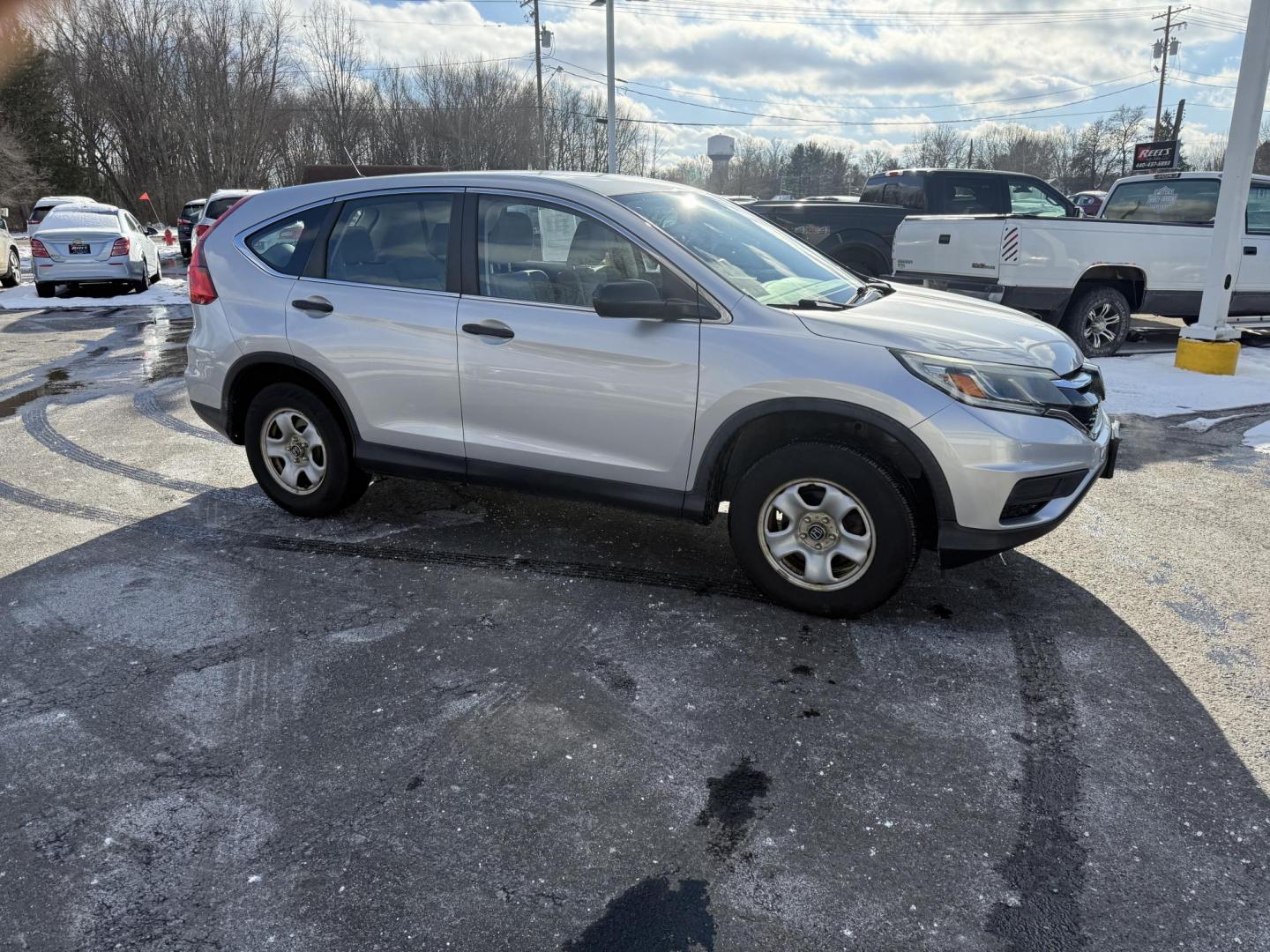 2015 Silver /Gray Honda CR-V LX 4WD (5J6RM4H39FL) with an 2.4L I4 DOHC 16V engine, Automatic transmission, located at 547 E. Main St., Orwell, OH, 44076, (440) 437-5893, 41.535435, -80.847855 - Photo#5