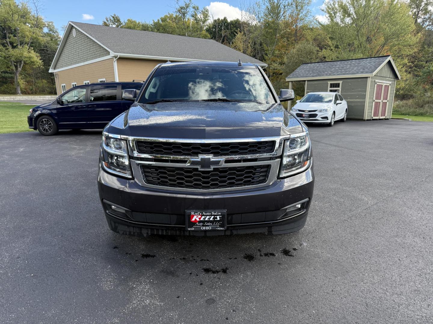 2017 Gray /Black Chevrolet Tahoe LT 4WD (1GNSKBKC4HR) with an 5.3L V8 OHV 16V engine, 6A transmission, located at 11115 Chardon Rd. , Chardon, OH, 44024, (440) 214-9705, 41.580246, -81.241943 - Command the road with this 2017 Chevrolet Tahoe LT 4WD, powered by a robust 5.3L V8 EcoTec3 engine and 6-speed automatic transmission, offering a 6,200-pound towing capacity for all your adventures. The luxurious leather interior features heated front and rear seats, tri-zone automatic climate contr - Photo#1