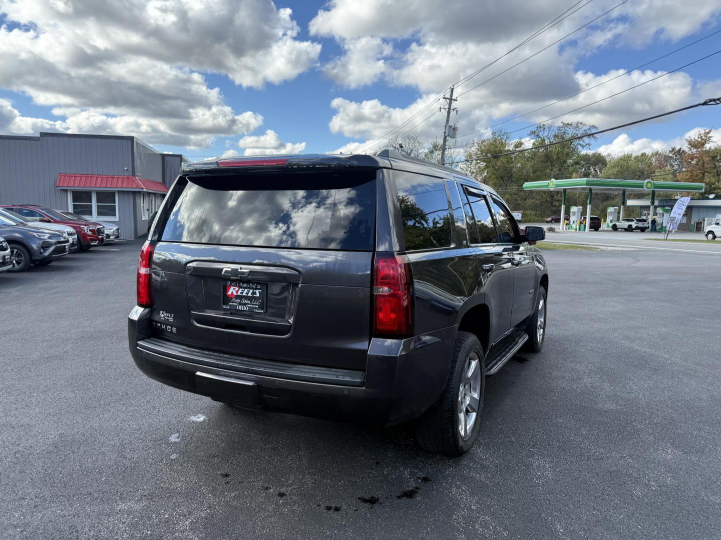 2017 Gray /Black Chevrolet Tahoe LT 4WD (1GNSKBKC4HR) with an 5.3L V8 OHV 16V engine, 6A transmission, located at 11115 Chardon Rd. , Chardon, OH, 44024, (440) 214-9705, 41.580246, -81.241943 - Command the road with this 2017 Chevrolet Tahoe LT 4WD, powered by a robust 5.3L V8 EcoTec3 engine and 6-speed automatic transmission, offering a 6,200-pound towing capacity for all your adventures. The luxurious leather interior features heated front and rear seats, tri-zone automatic climate contr - Photo#6