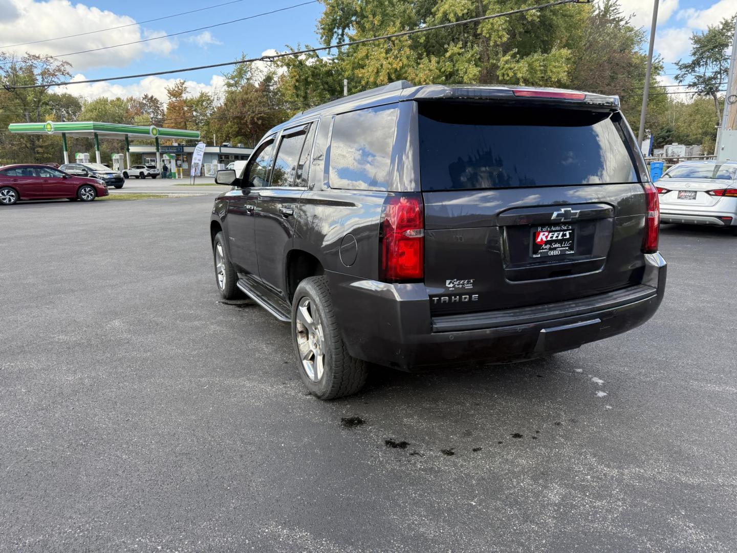 2017 Gray /Black Chevrolet Tahoe LT 4WD (1GNSKBKC4HR) with an 5.3L V8 OHV 16V engine, 6A transmission, located at 11115 Chardon Rd. , Chardon, OH, 44024, (440) 214-9705, 41.580246, -81.241943 - Command the road with this 2017 Chevrolet Tahoe LT 4WD, powered by a robust 5.3L V8 EcoTec3 engine and 6-speed automatic transmission, offering a 6,200-pound towing capacity for all your adventures. The luxurious leather interior features heated front and rear seats, tri-zone automatic climate contr - Photo#8